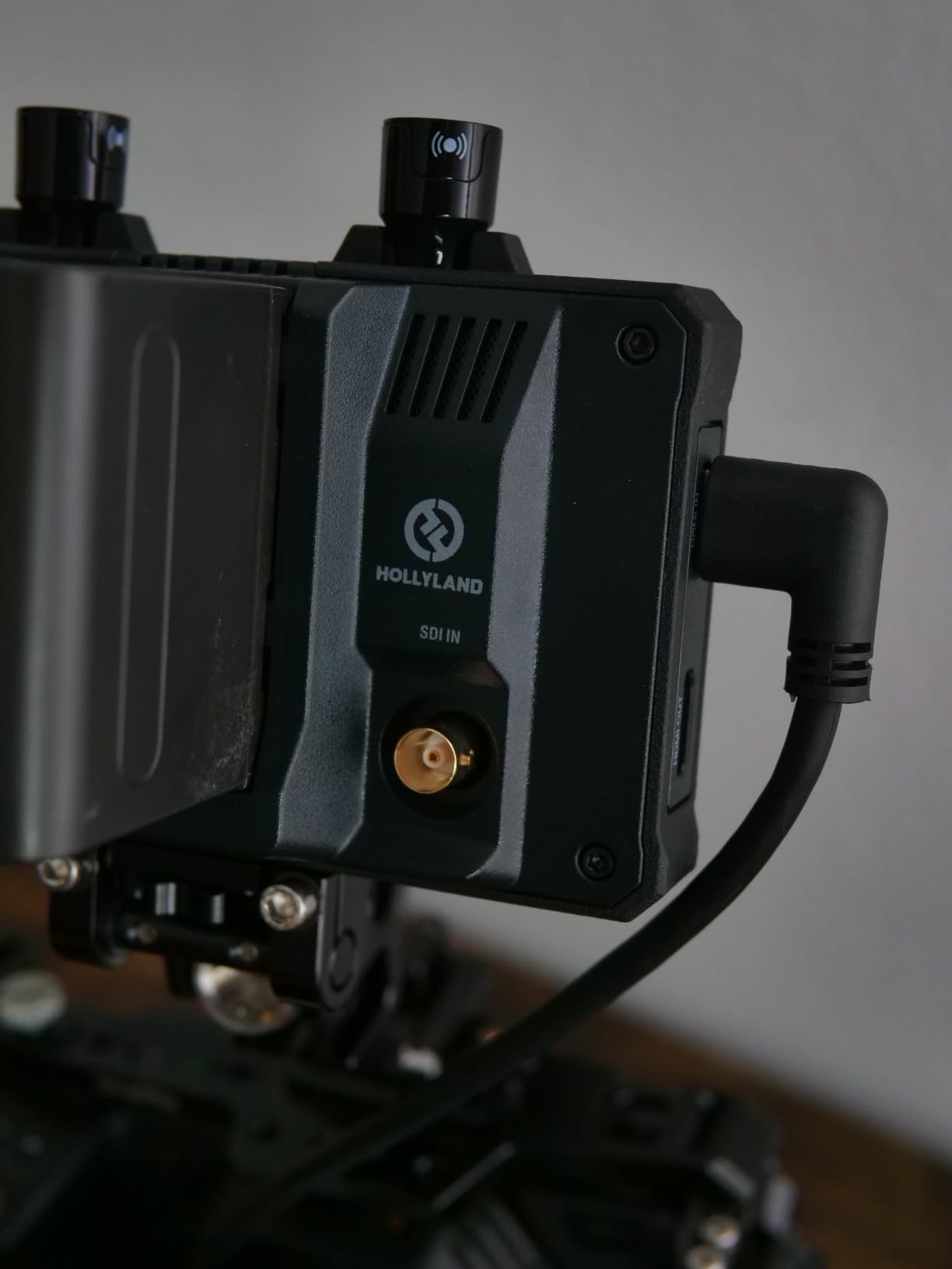 Hollyland Mars M1 Enhanced Wireless Transmitter & Receiver & Monitor, 3-in-1, SDI/HDMI Wireless Video Transmission System with 450ft (150m) Los Range and 0.08s Ultra-Low Latency, Solo Kit customer photo 2