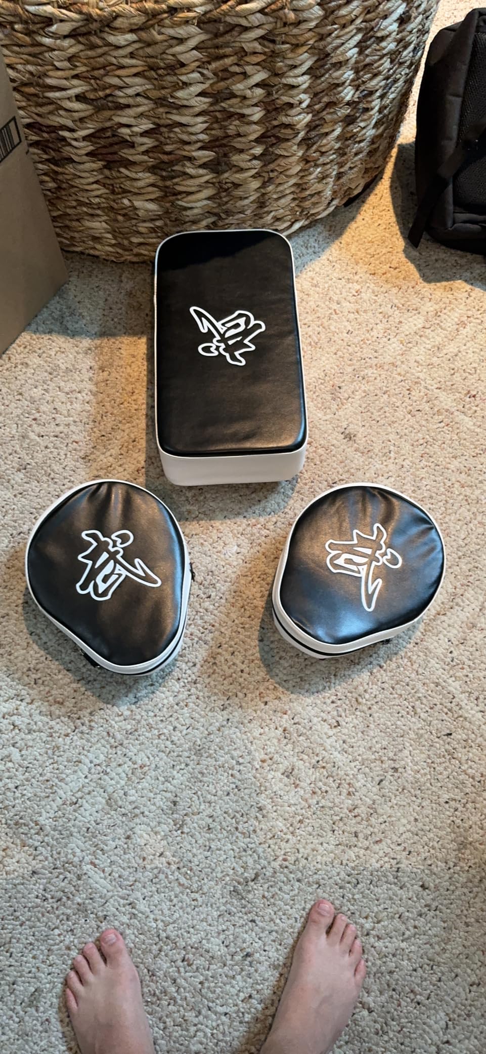 WUWEOT 2-in-1 Punching Mitts Kick Pack Set, Boxing Mitts Focus Pads and Taewondo Kick Pad, Adjustable Soft Shield Durable Training Pads Set for Boxing, Kickboxing, Karate, Muay Thai, MMA Training customer photo 2