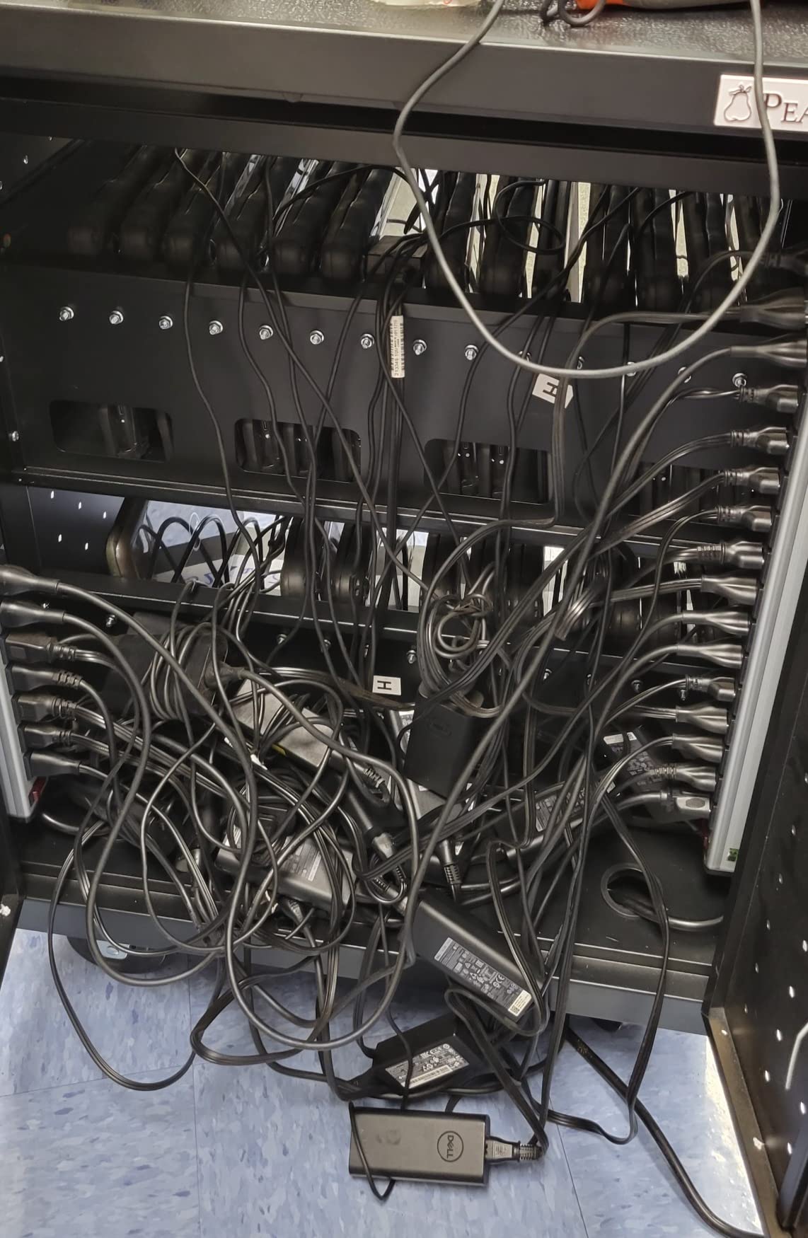 Pearington 30 Device Mobile Charging/Storage Cart for iPads, Tablets, Laptop, and Chromebook, Up to 13-inch Screen Size, Classroom Locking Charging Station customer photo 2