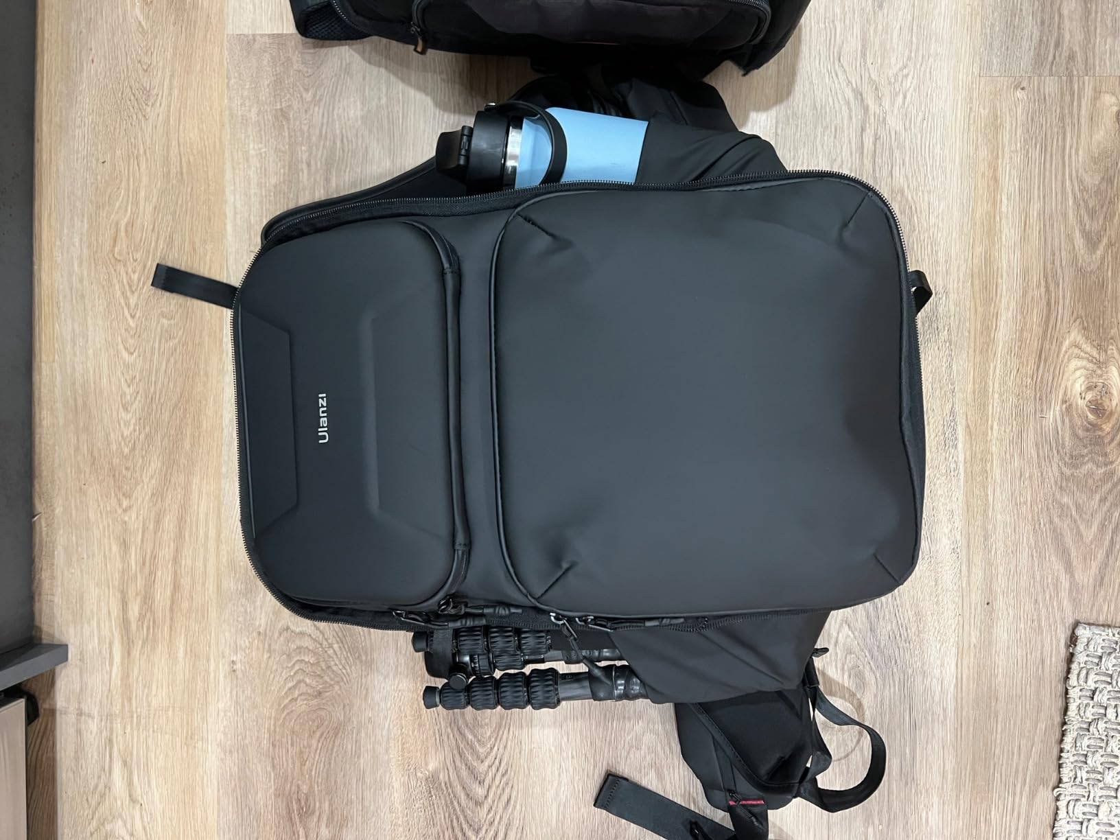 ULANZI BP10 35L Hardshell Camera Backpack, Professional Splash-proof Photography Camera Case Anti Theft Travel f Photographers Unisex Drone DSLR Mirrorless Camera Lens Tripod Holder 17'' Laptop Black customer photo 1