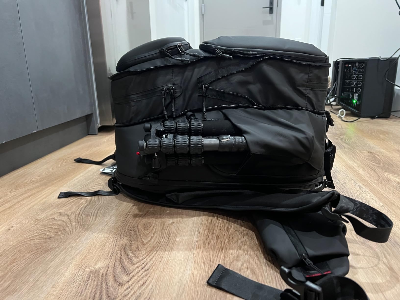 ULANZI BP10 35L Hardshell Camera Backpack, Professional Splash-proof Photography Camera Case Anti Theft Travel f Photographers Unisex Drone DSLR Mirrorless Camera Lens Tripod Holder 17'' Laptop Black customer photo 2