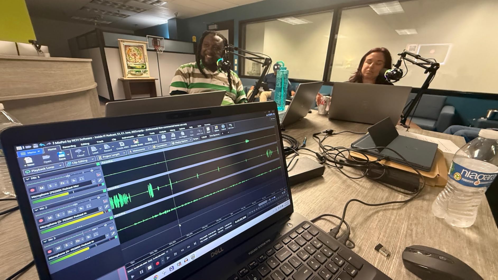 MAONO XLR/USB Dynamic Microphone Kit, RGB Podcast Mic with Software, Mute, Gain Knob, Volume Control, Boom Arm for Streaming, Gaming, Voice-Over, Recording-PD200XS Black customer photo 2