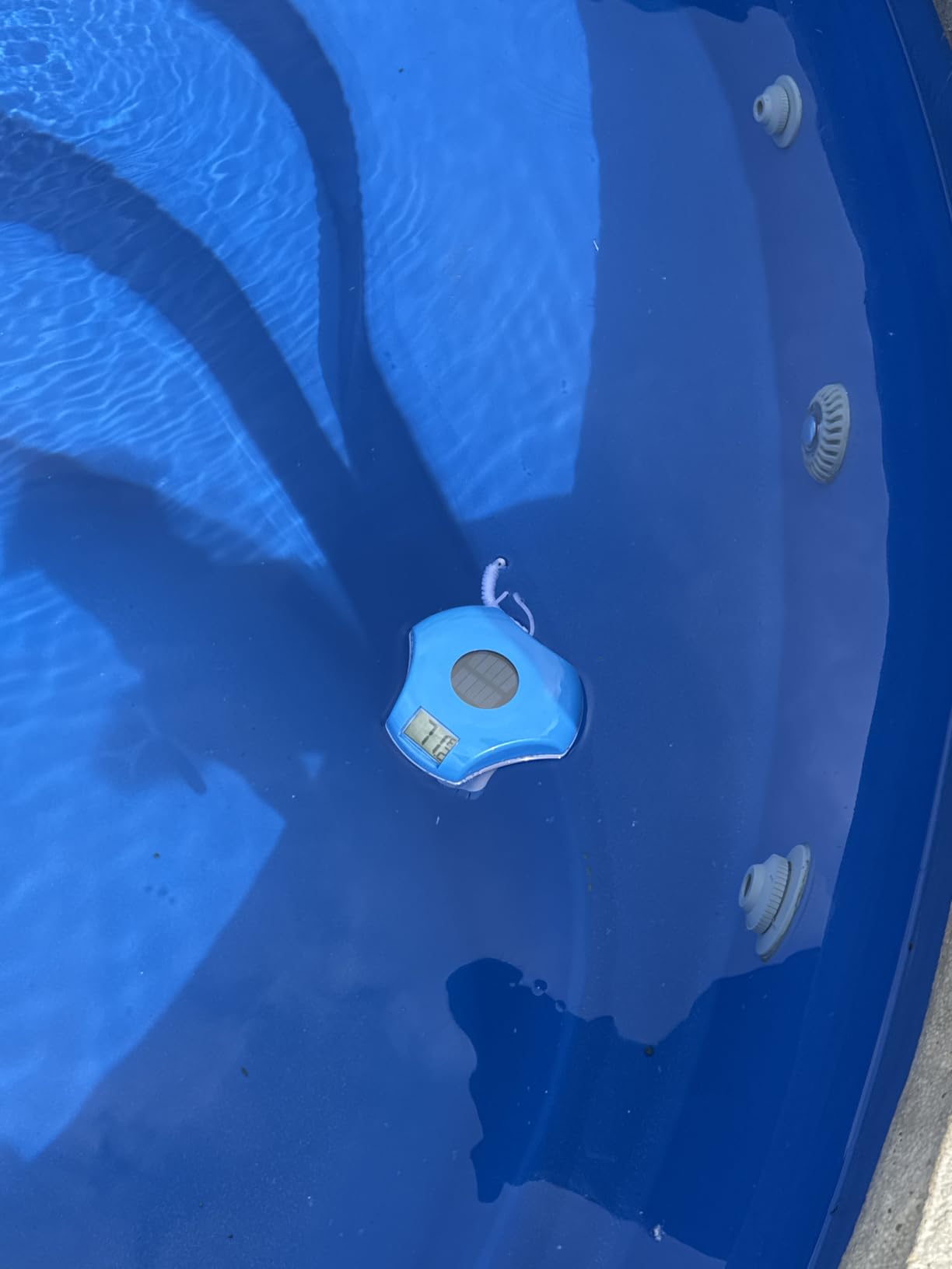 Solar Digital Pool & Spa Thermometer, Weather Resistant Floating Thermometer, IPX-8 Water Proof, 10s Measuring Cycle, Solar Powered with Over 180 Days Battery Life customer photo 1