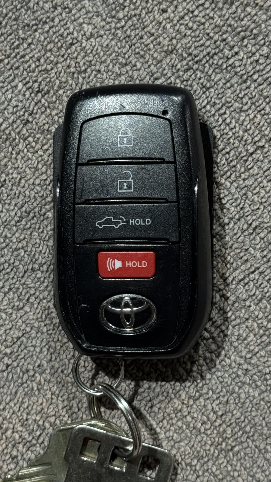 Momax Wallet Tracker Smart Finder - Rechargeable Slim Bluetooth Key Tracking Card with 1-Year Battery, Apple Find My (iOS Only), Item Locator for Luggage Tag, Suitcase, Passport, Backpacks, Mini Size customer photo 2