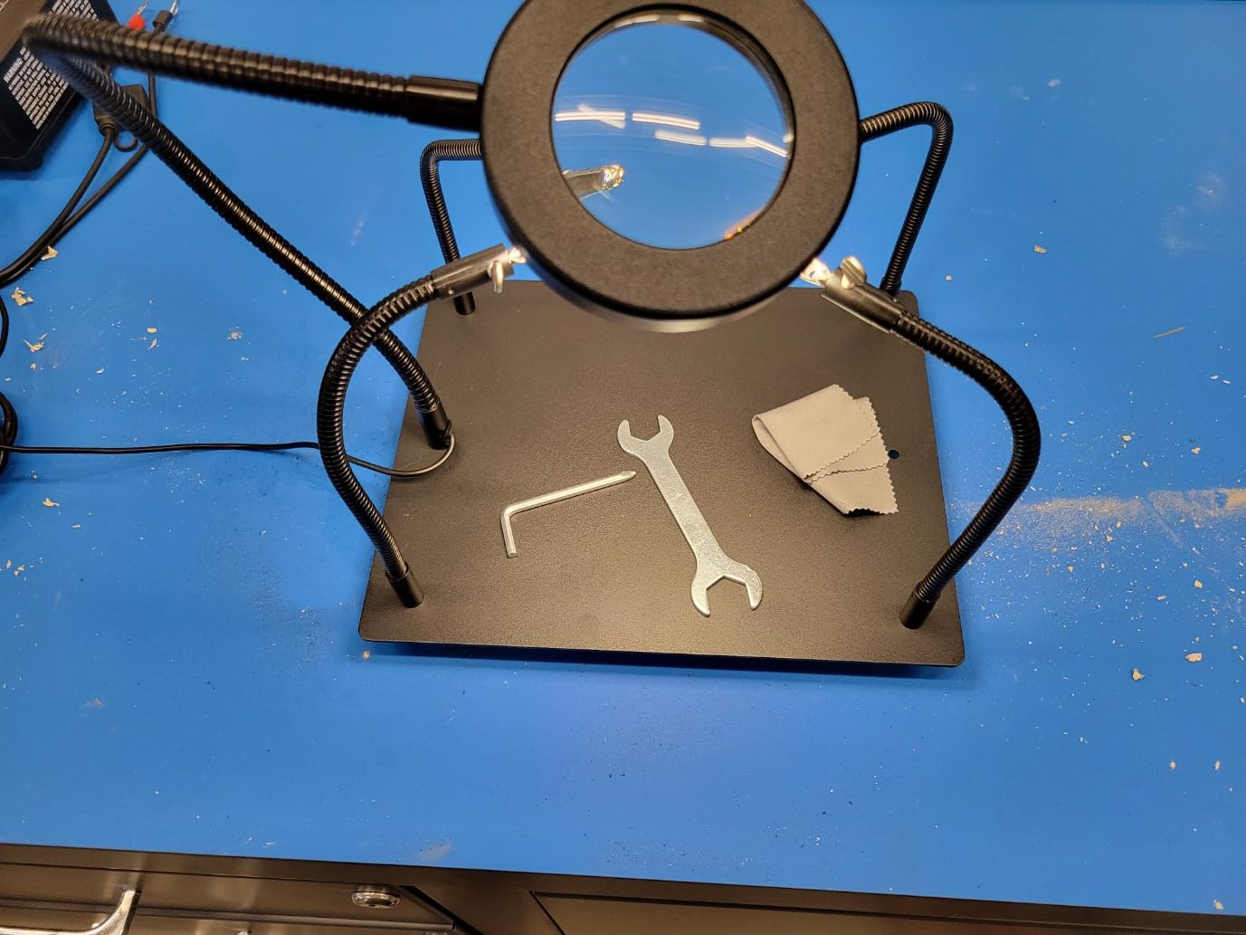 Helping Hands Soldering, PCB Holder Soldering Station Third Hand Tool with 5X Magnifying Glass with Light, 4 Arms Helping Hands Non-Slip Steel Weighted Base customer photo 1