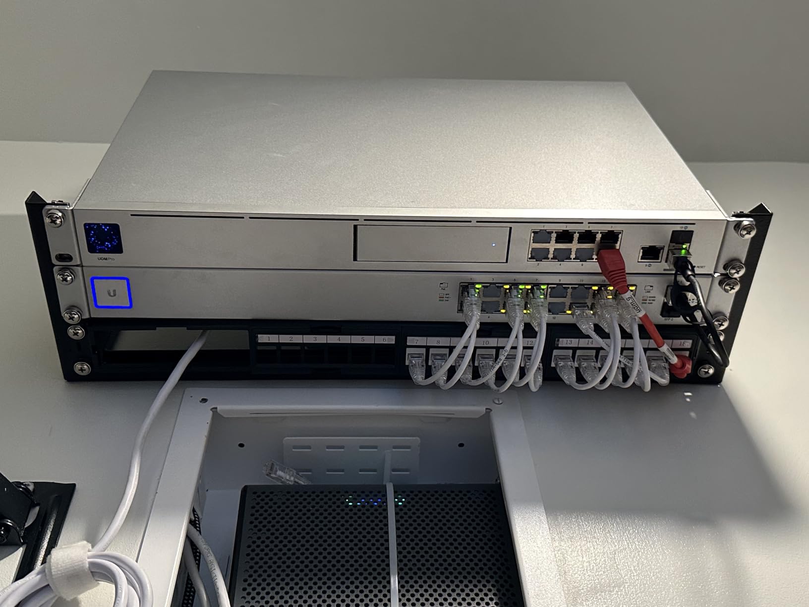 Everest Media 12-Port Keystone Patch Panel (1-Pack) - Removable 6-Port Panels - with 89D Wall Mount Bracket - Vertical/Horizontal Installation - 8 Blank Keystone Jack Inserts Included customer photo 1