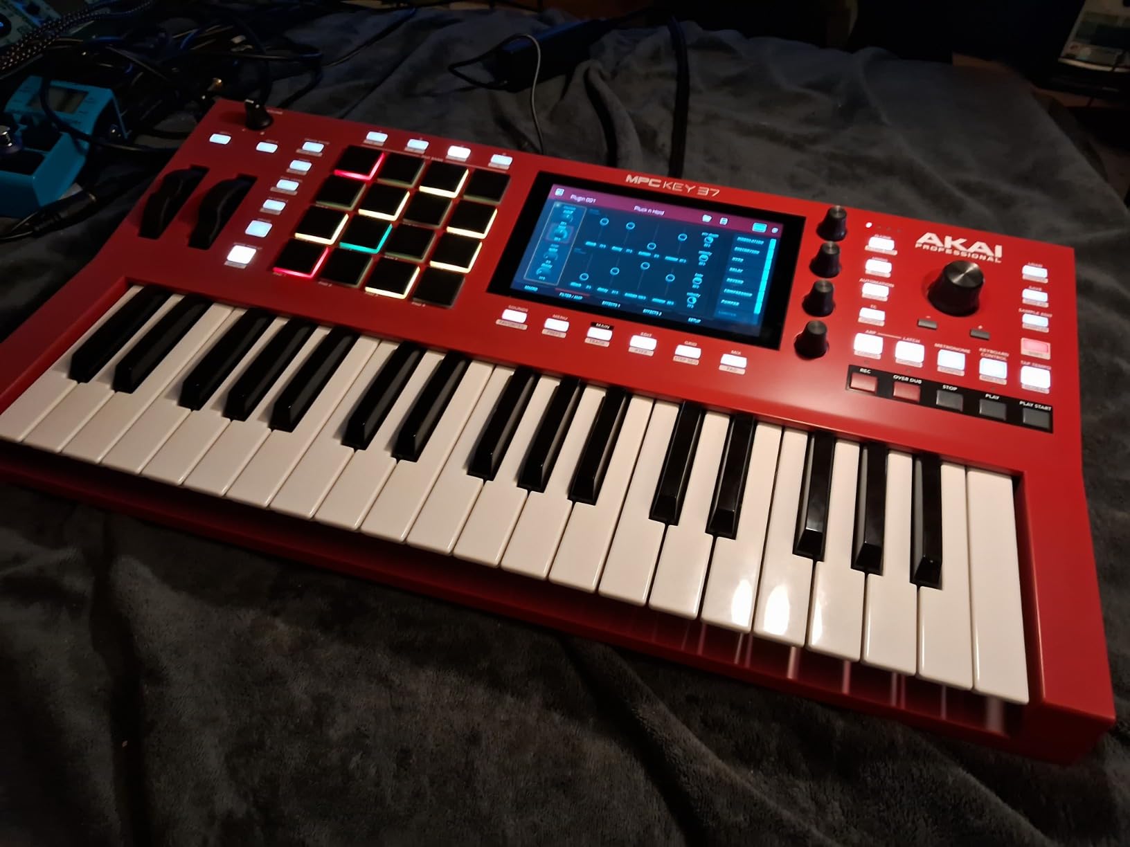 Akai Professional MPC Key 37 Standalone Production Synthesizer with Wi-Fi, Bluetooth, Touchscreen customer photo 2