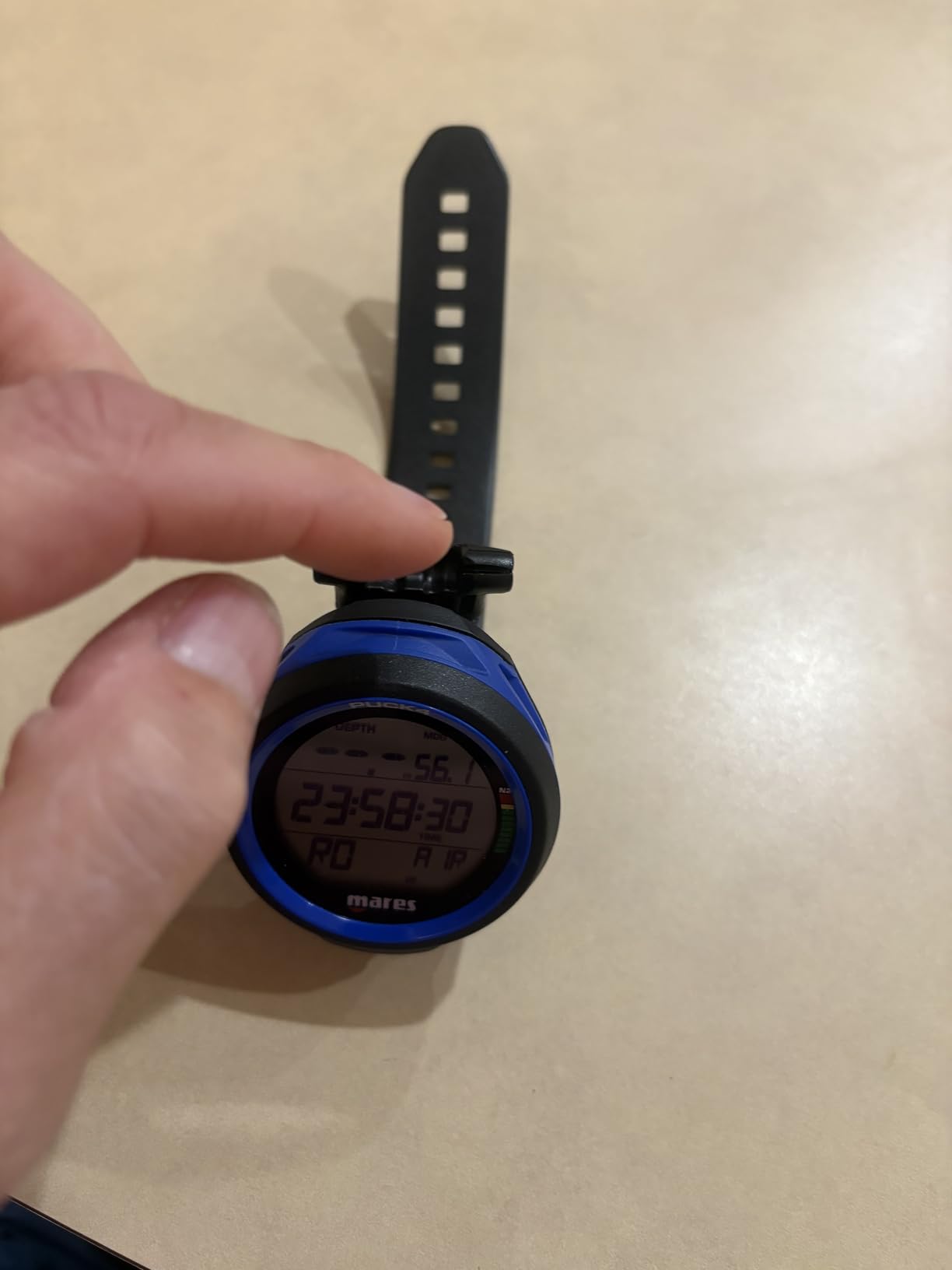 Mares Puck 4 Wrist Dive Computer | Entry-Level Watch-Style One Button Control Underwater Scuba Diving Computer, Black/Blue customer photo 1