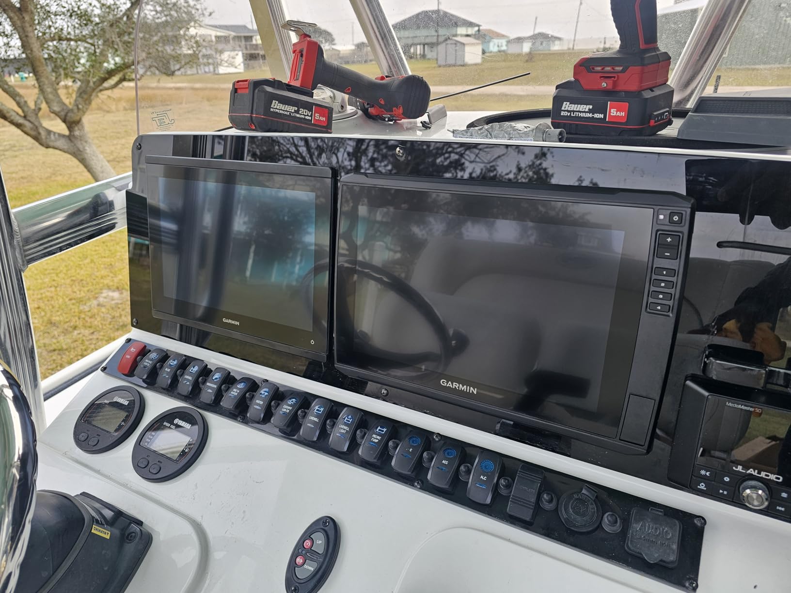 Garmin ECHOMAP Ultra 2 12-Inch 126sv Chartplotter with Garmin Navionics Plus Mapping and LiveScope Live-Scanning Sonar (Black) customer photo 2