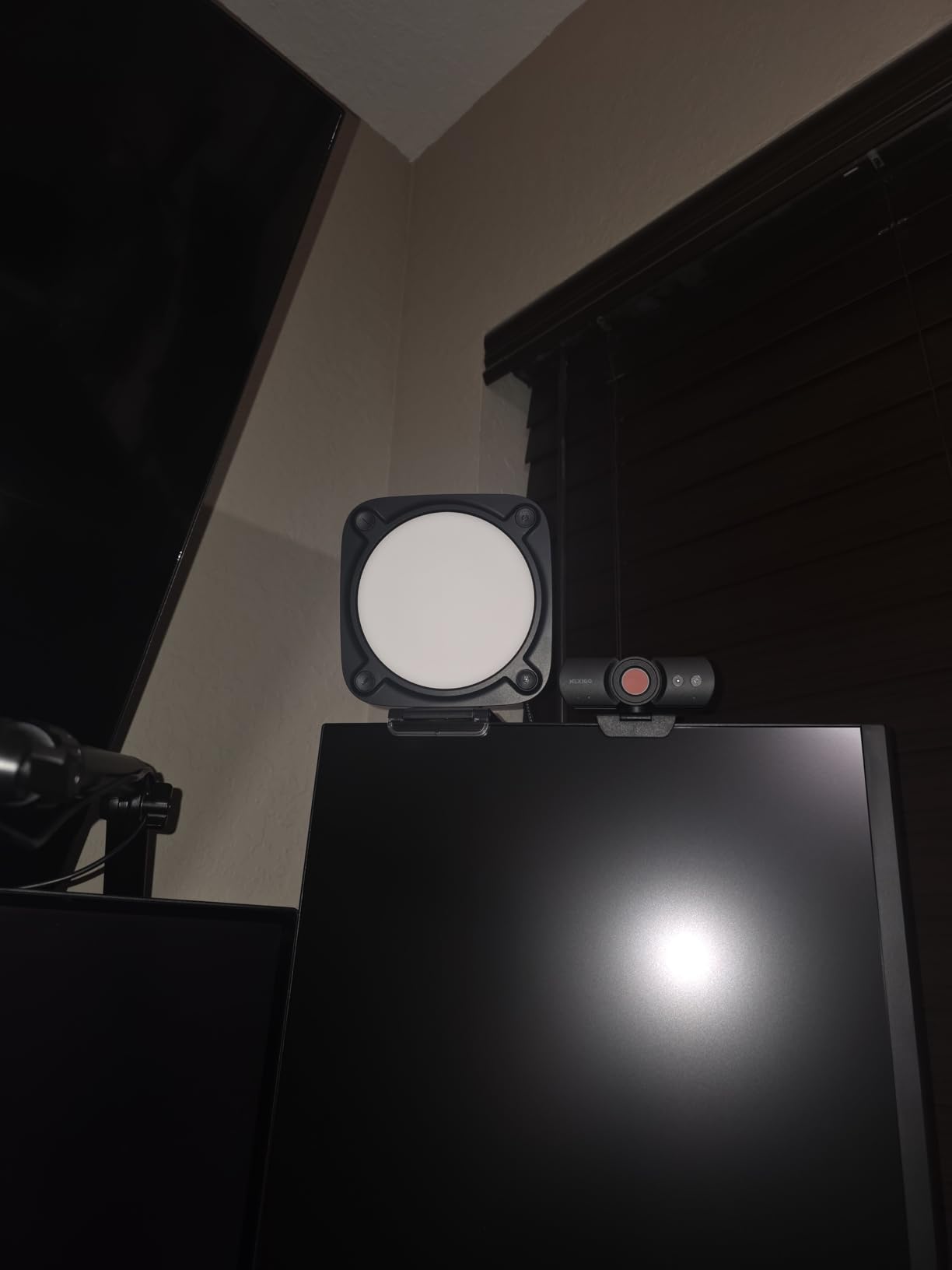 Key Light Neo - Professional Video Call Light, No Glare, Adjustable Monitor Mount, Manual or Wi-Fi Control, Office/Streaming, Teams/Zoom/Slack/Twitch/Youtube - Plug-'n-Play on Laptop, PC, Mac customer photo 1