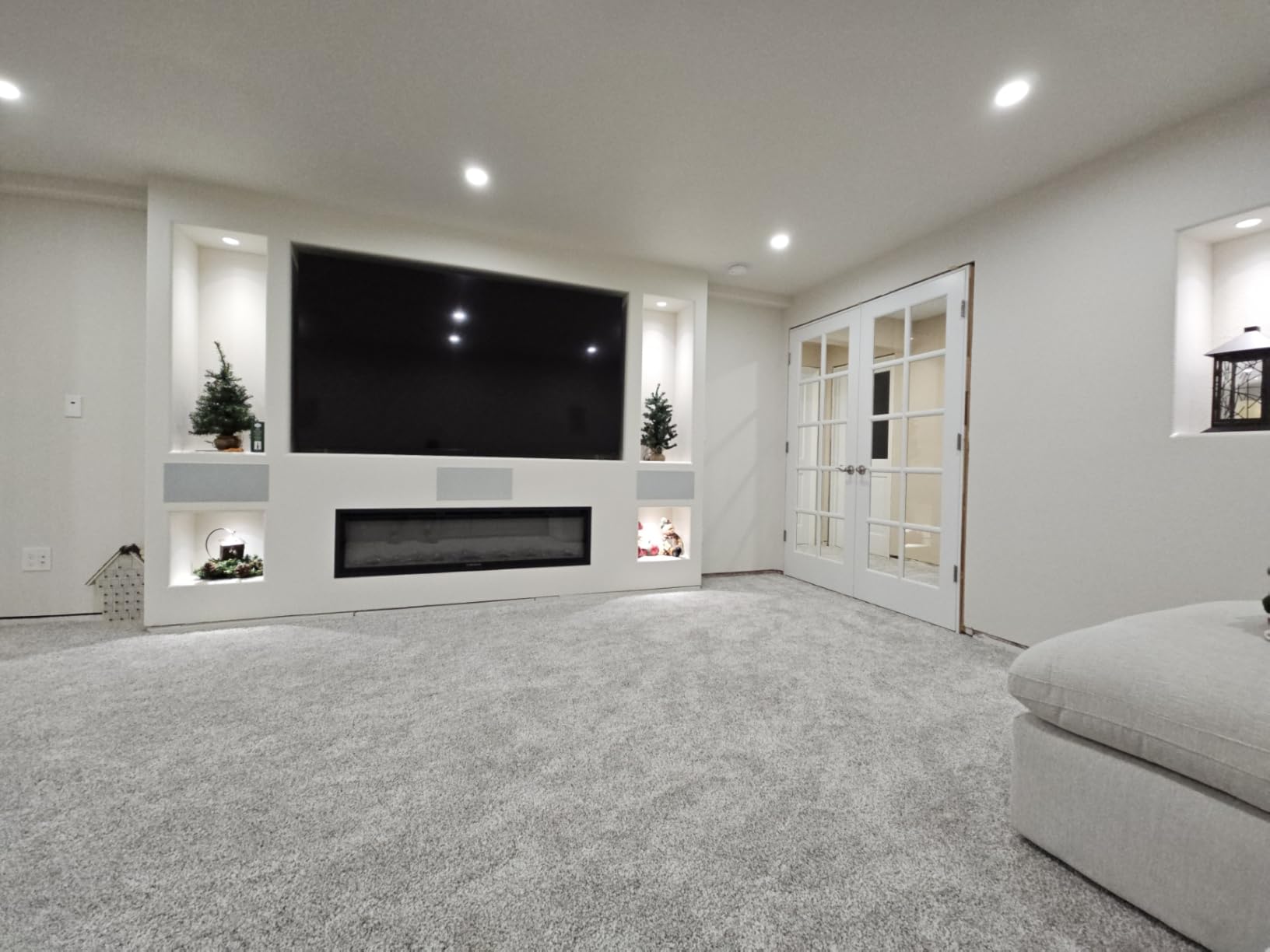 Heavy Duty XXL Full Motion TV Wall Mount for Extra Large TVs, max VESA 900x600, Holds up to 264lb, Swivel Tilt Extension Adjustable TV Mount for 60