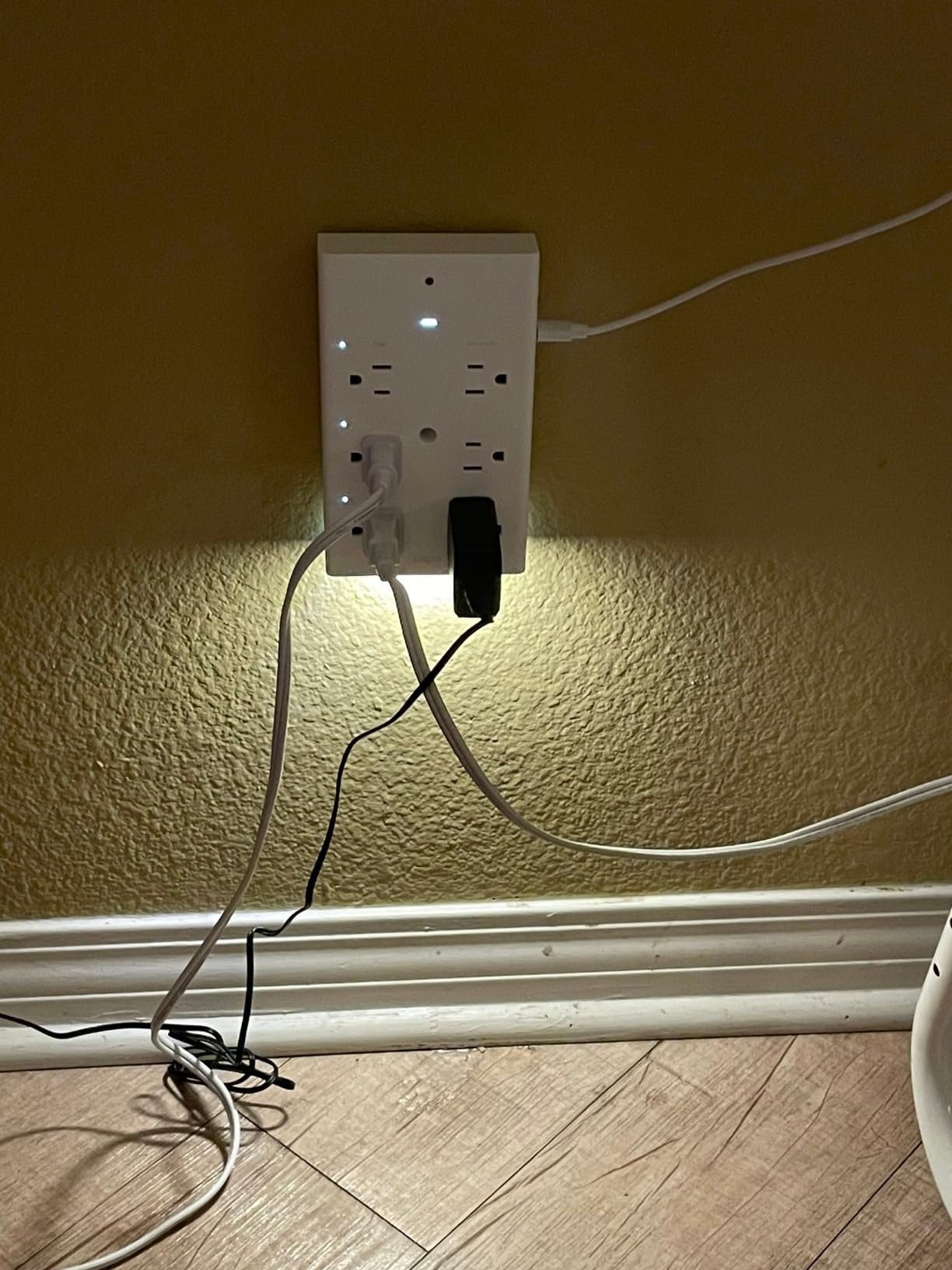 TP-Link Tapo Smart Plug Outlet Extender, Surge Protector, 18W Fast Charging, 3 Individual Smart Outlets, 1x USB-C & 2X USB-A, Smart Night Light, Works w/Apple HomeKit, Alexa & Google Home, Tapo P306 customer photo 2