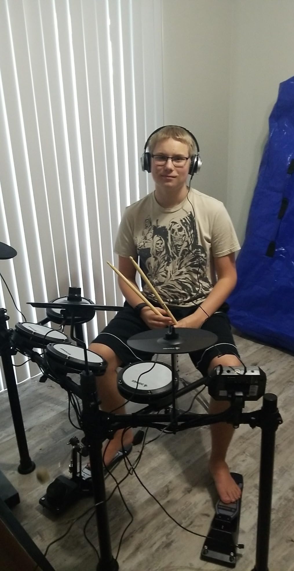 Donner Electric Drum Set with Lights and Touchscreen, Advanced Electronic Drum Kit with 1126 Sounds, Customize Drum Pad Colors, Gaming APP - BackBeat customer photo 2