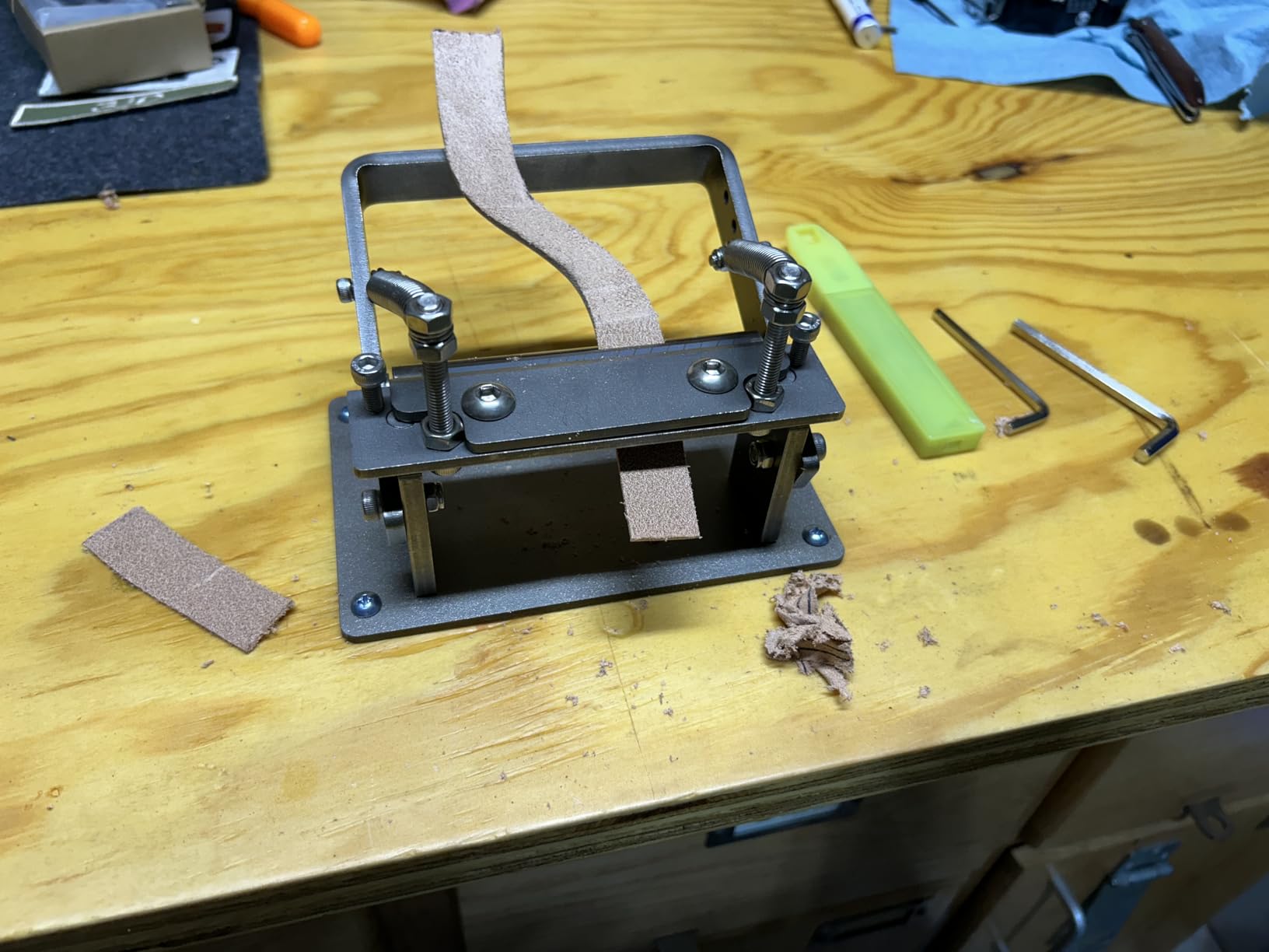 Leather Skiver, Manual Leather Skiving Machine, Leather Peeling Tools with 10x 4 inch Blades, Stainless Steel Shovel Skin Skiver, for DIY Leather Thinning, Adjustable Thickness customer photo 1