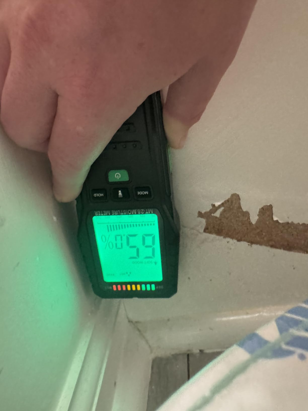 Pinless Moisture Meter for Wall,Floor - Digital Moisture Tester with 3-Color LCD Display, Audible Alarm & HOLD Function - Ideal for Home Inspections (Red_green) customer photo 1
