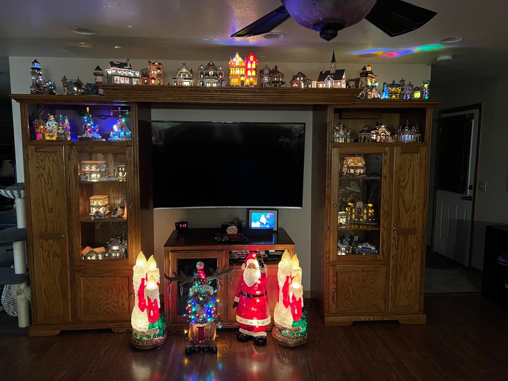 Geeni Smart Plug Power Strip, 6 Outlets and 2 USB Ports, 6 ft. Cord, Surge Protector with Voice Control, WiFi Control, Compatible with Alexa & Google Home, No Hub Required, Black customer photo 1