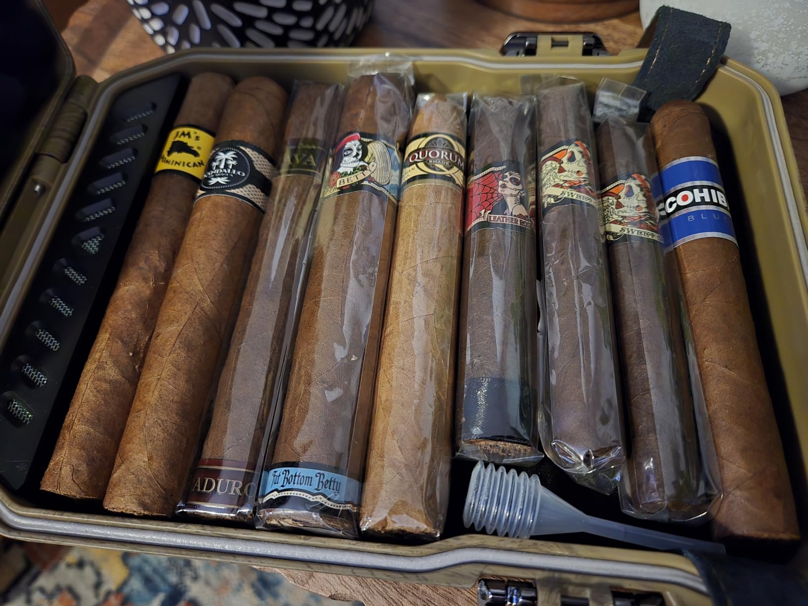 Travel Cigar Humidor Case - Cedar Lined, V Cut Cutter, Portable Humidor with Humidifier & Hygrometer, Holds 7-9 Cigars, Includes Lighter - Gift Set customer photo 1