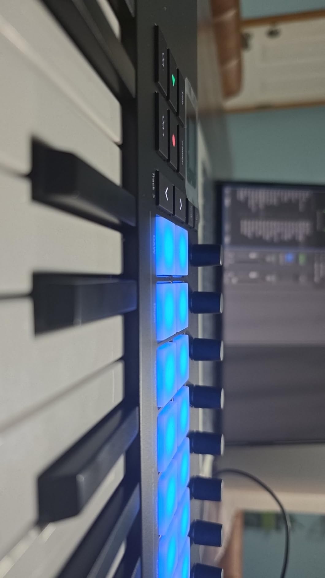 Novation Launchkey 61 MK4 - 61 key Semi-Weighted, USB, MIDI Keyboard Controller with DAW Integration. Chord & Scale Modes, 8 Drum Pads, & Arpeggiator customer photo 2