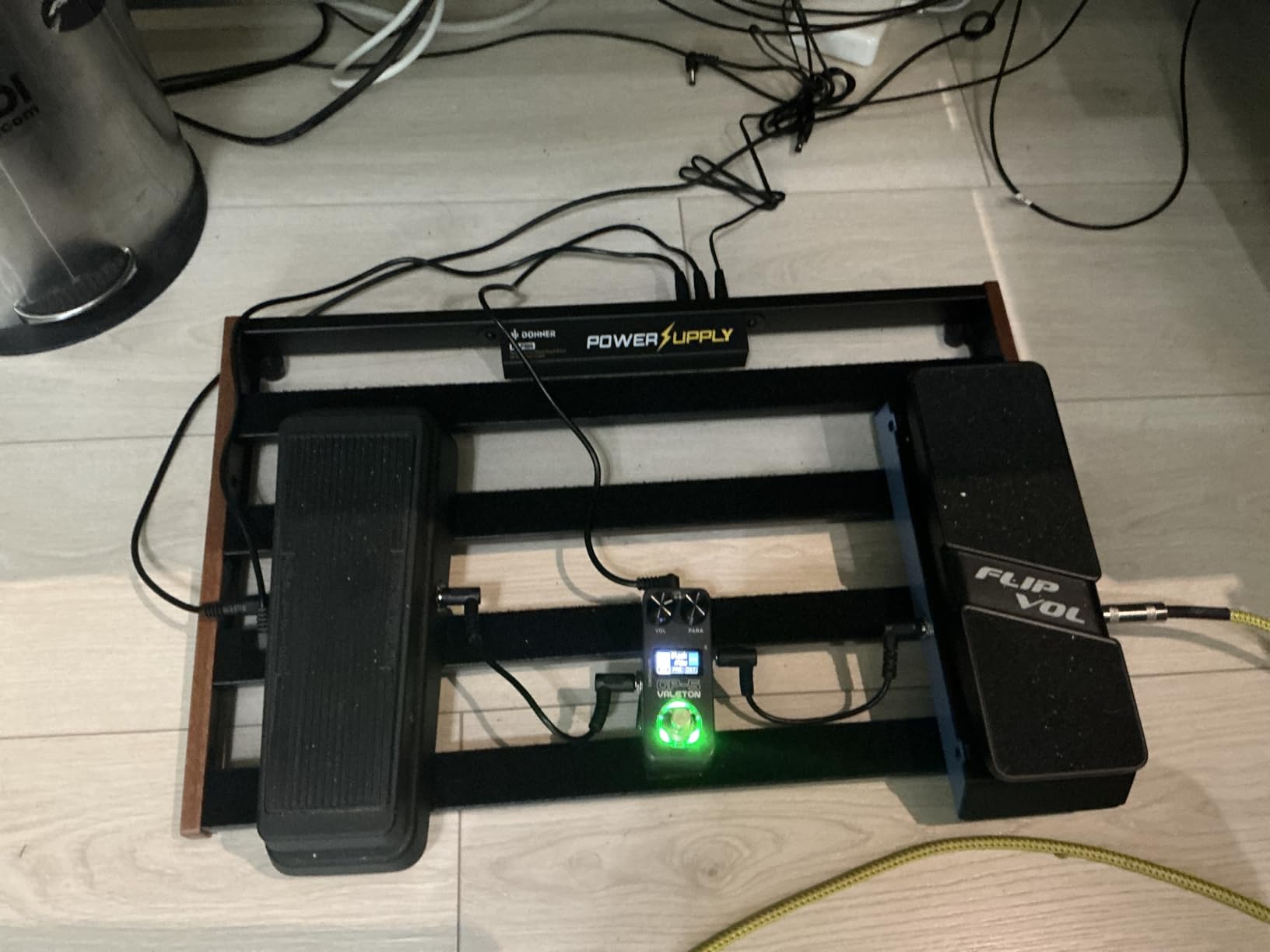 Donner Guitar Pedal Board with Built-in Power Supply, Aluminium Alloy Effects Pedalboard, DB-P300, 3.4Lb, 19.7 * 12.3 * 1.8