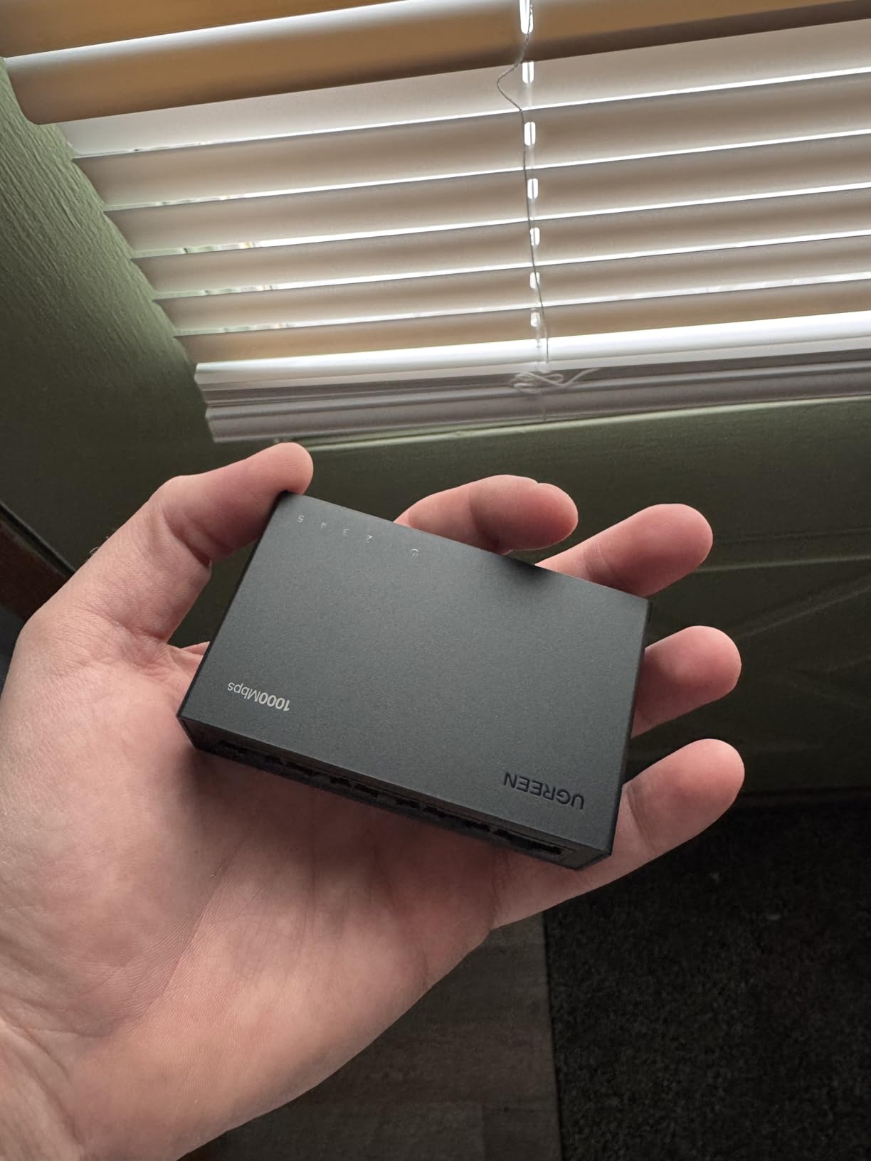 UGREEN Ethernet Switch, 5 Port Gigabit Ethernet Splitter, Plug & Play, Wall Mount & Desktop Network Switch Hub, Unmanaged, Compact, with LED, Fanless Quiet customer photo 1