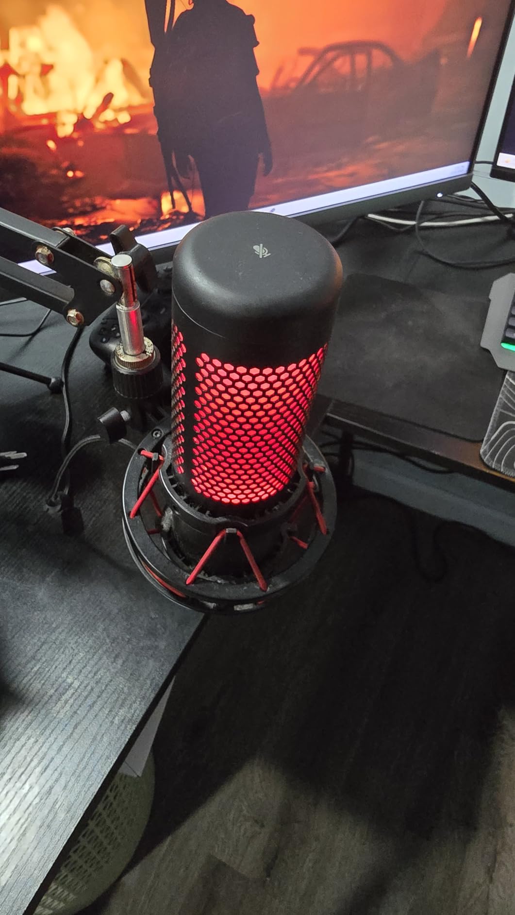 HyperX QuadCast 2 - USB Microphone for Gaming, Streaming and Podcasting, with On-Board Controls, LED Lighting, Removable Shock Mount, PC, Mac, PS5, PS4, USB-C - Black customer photo 1