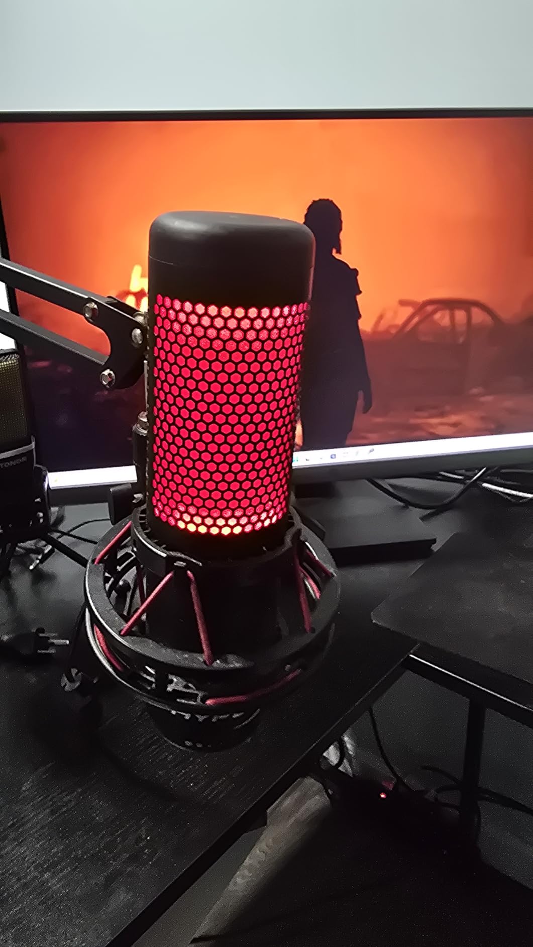 HyperX QuadCast 2 - USB Microphone for Gaming, Streaming and Podcasting, with On-Board Controls, LED Lighting, Removable Shock Mount, PC, Mac, PS5, PS4, USB-C - Black customer photo 2