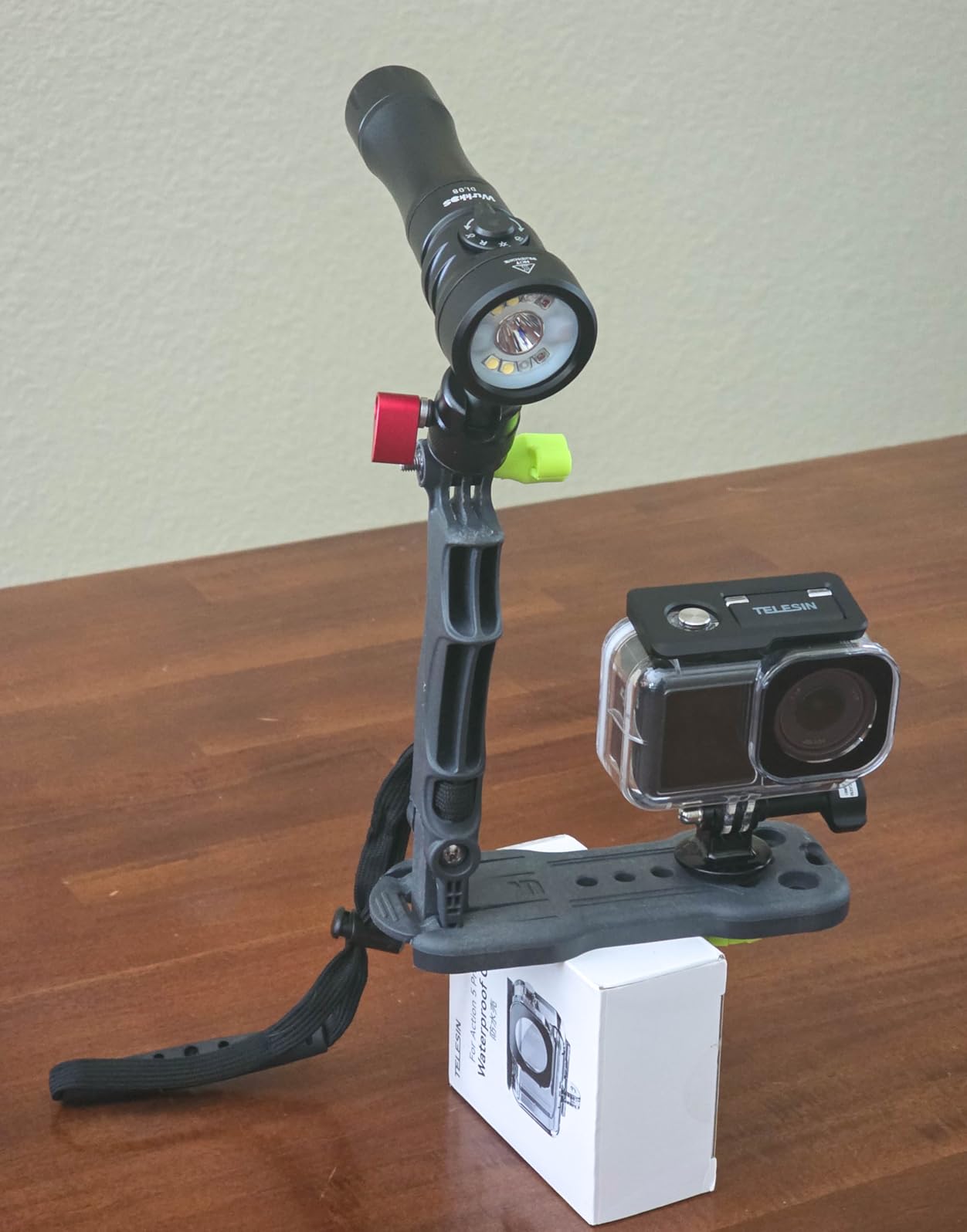 Wurkkos DL08 Dive Light, 3600 Lumens Rechargeable Scuba Underwater Lights with Red and UV Light, IP68 Underwater Video with Infinite Brightness Adjustment and 5000mAh Battery for Night Diving customer photo 1