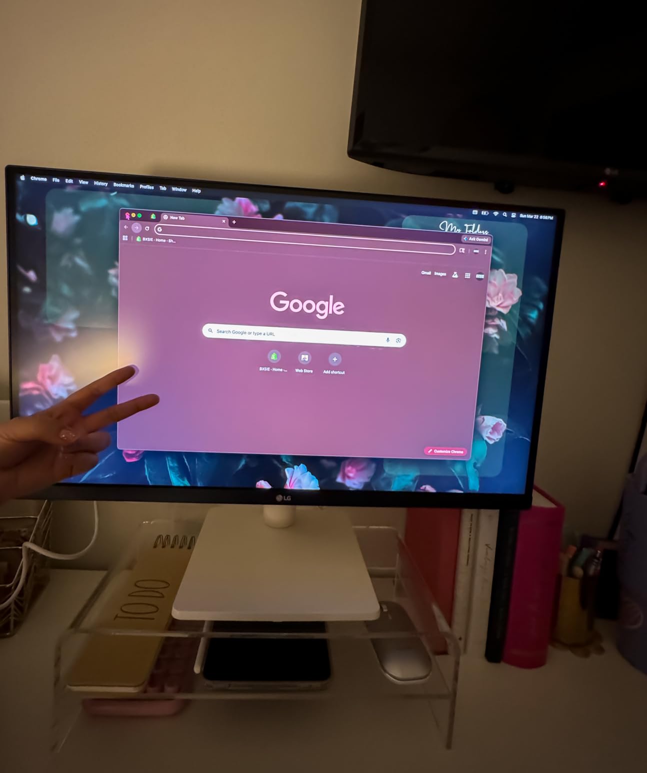 LG 27US500-W Ultrafine Monitor 27-Inch 4K UHD (3840x2160) HDR10 IPS Borderless Design Reader Mode Flicker Safe Switch App HDMI DisplayPort - White customer photo 2