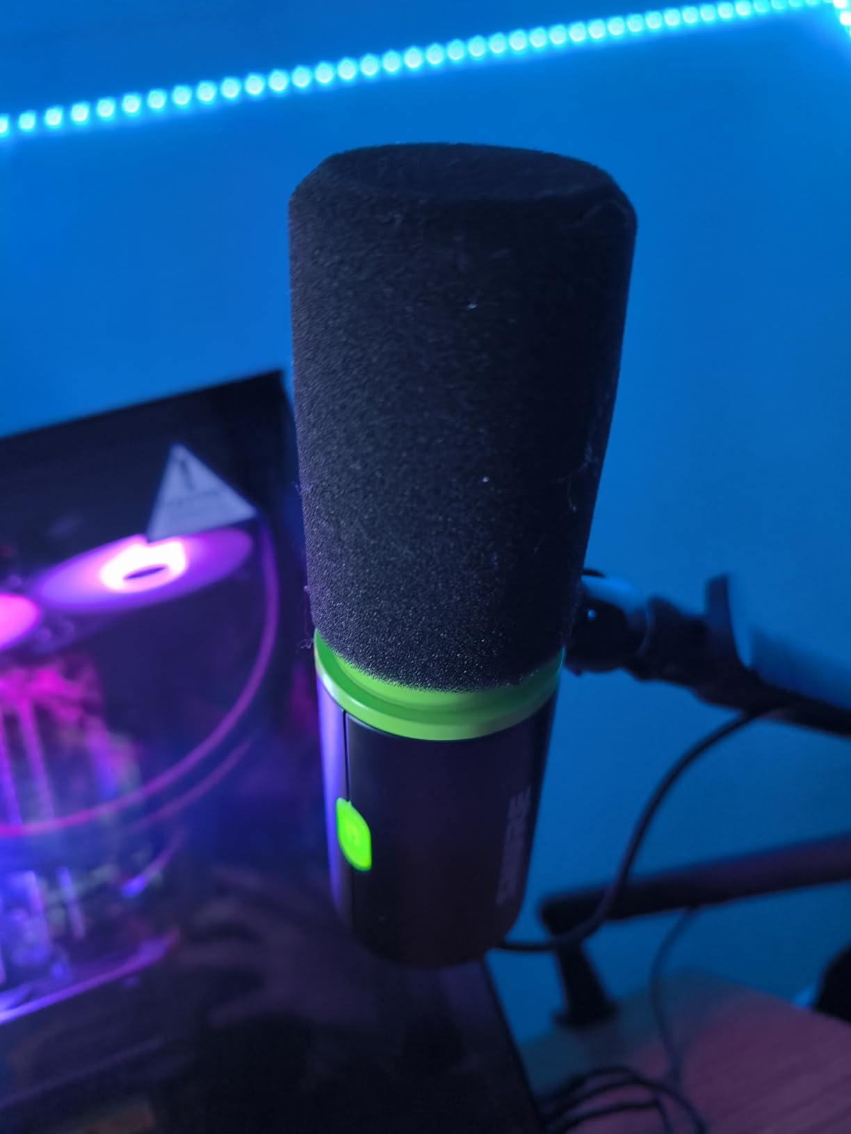 Shure MV6 Gaming Microphone - Dynamic USB Mic for PC Gaming & Streaming with Tap-to-Mute, Noise Cancellation, Desktop Stand & 3.5mm Headphone Monitoring, Black customer photo 2