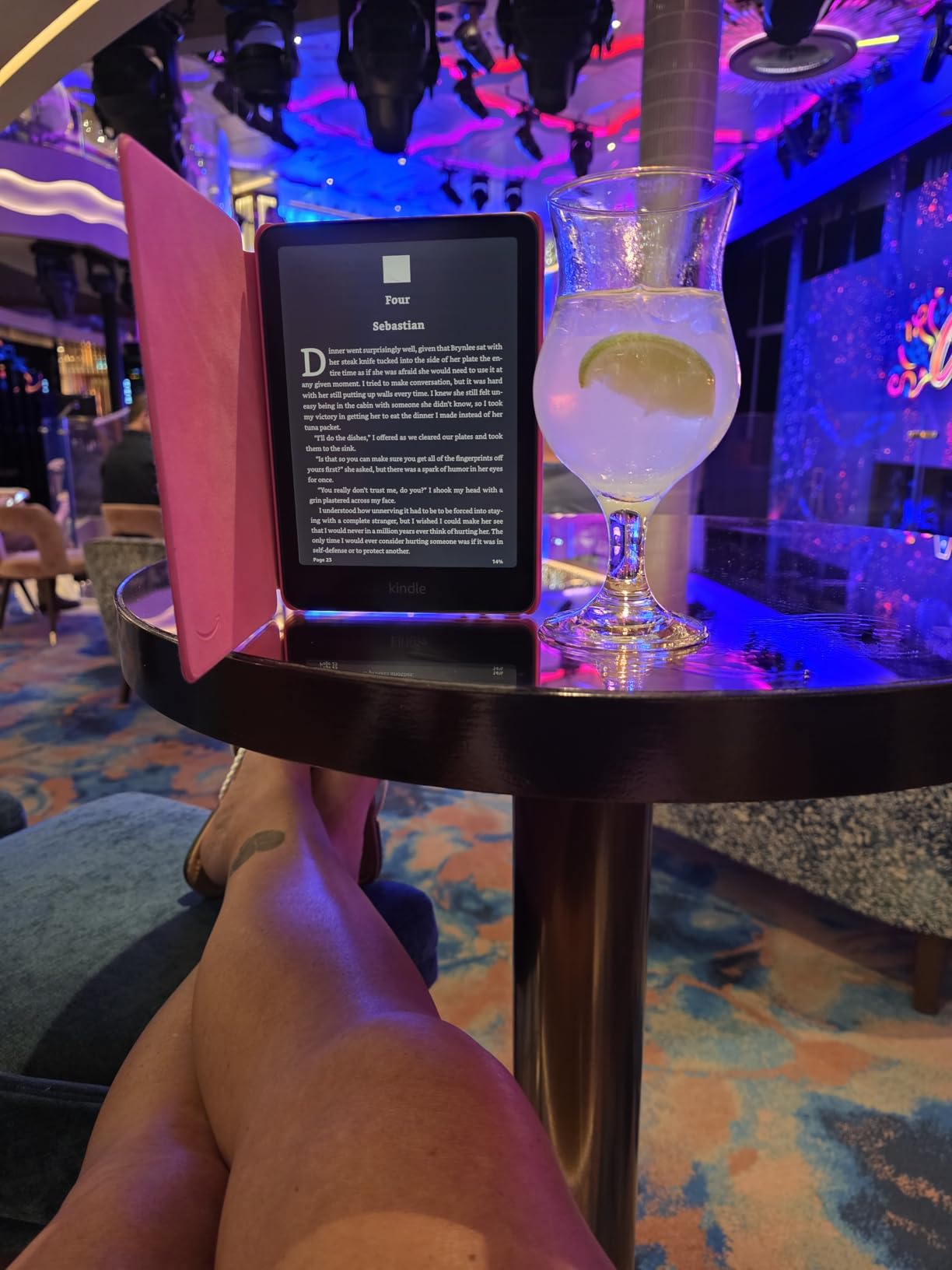 Kindle Paperwhite Bundle: Includes, Amazon Kindle Paperwhite Signature Edition 32GB | Black, Fabric Cover | Black & Wireless Charging Dock customer photo 1