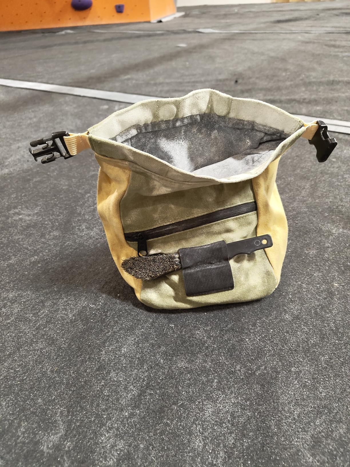 Kulshan Bouldering Bucket, Large Size Chalk Bag for Rock Climbing, Chalk Pot with Magnetic Roll Down Closure, Brush Loop, Zippered Pockets for Climbers customer photo 1