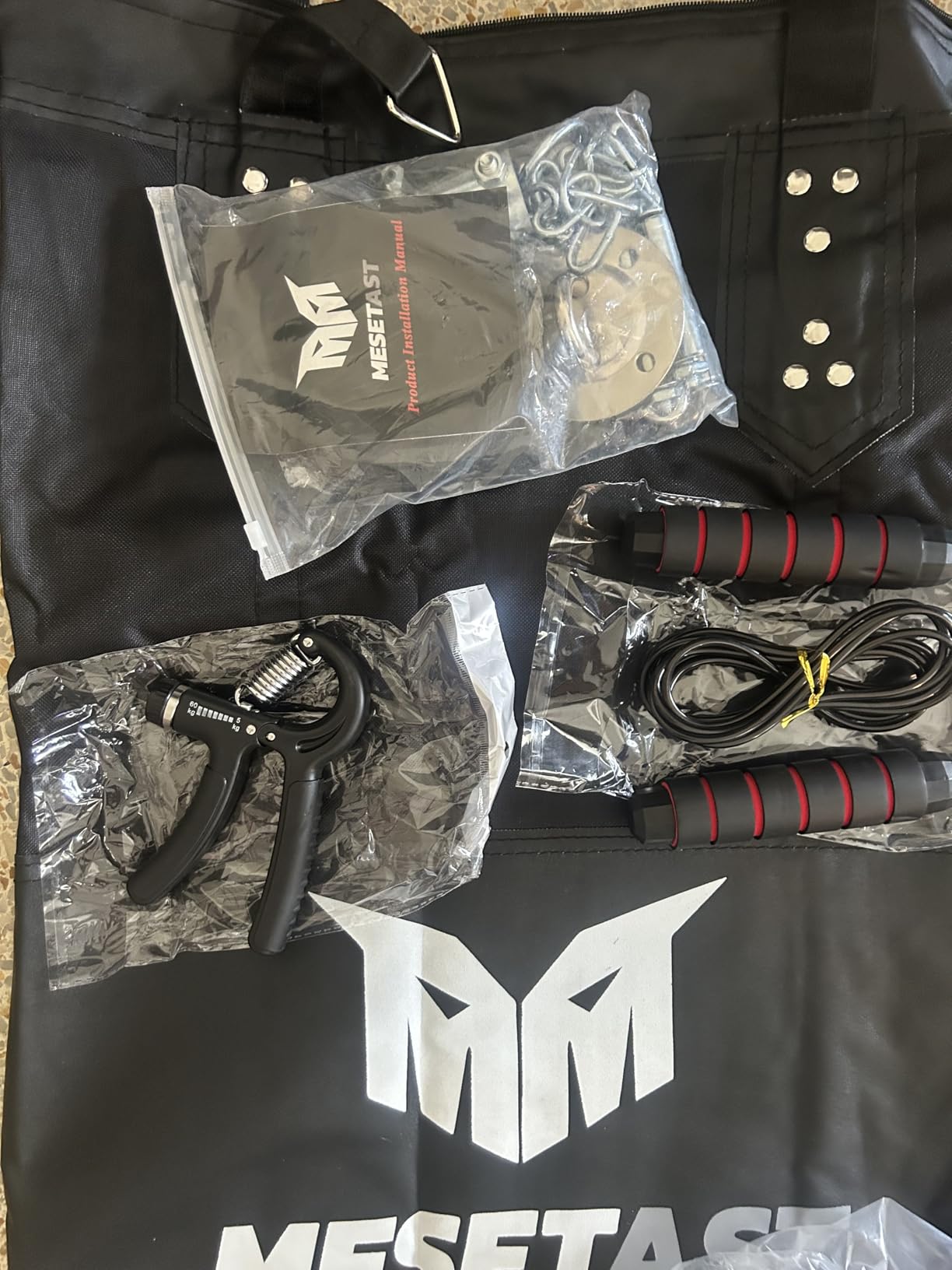 Punching Bag for Adults, 4ft Heavy Boxing Bag Set with 12 OZ Gloves for MMA Karate Kickboxing Boxing - Unfilled customer photo 1