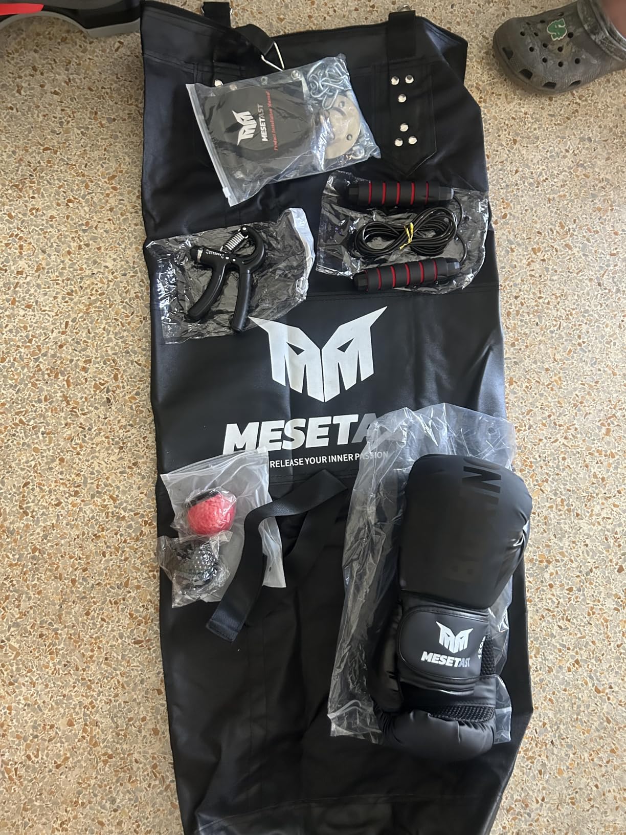 Punching Bag for Adults, 4ft Heavy Boxing Bag Set with 12 OZ Gloves for MMA Karate Kickboxing Boxing - Unfilled customer photo 2