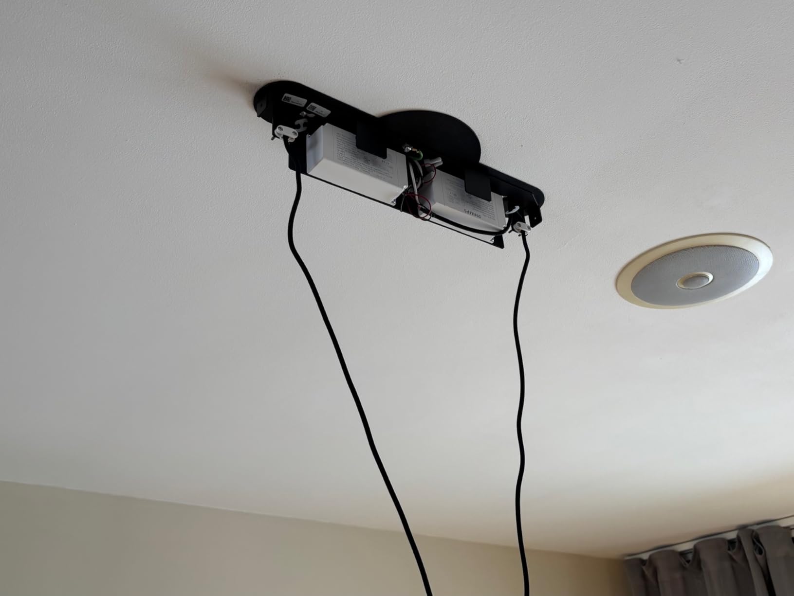 PHILIPS Hue Ensis Smart LED Pendant Light Black, Two LED Light Sources, White & Color Light, Bluetooth Compatible, Voice Control with Alexa, Apple Home & Google Assistant customer photo 2