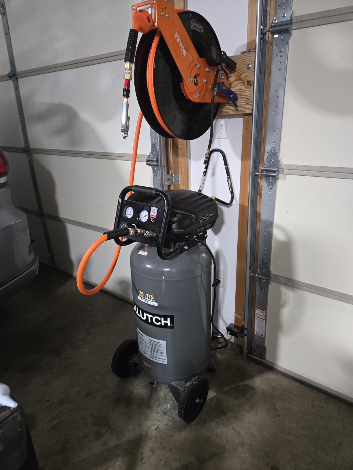 Klutch 29-Gallon Air Compressor, 2.5 HP, 120 Volts, 175 PSI customer photo 1