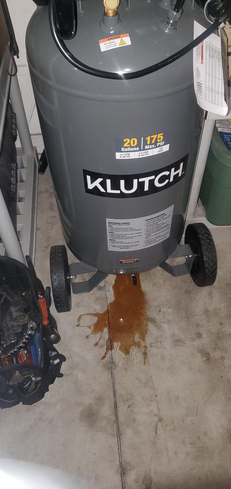 Klutch 29-Gallon Air Compressor, 2.5 HP, 120 Volts, 175 PSI customer photo 2