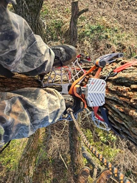 QOGIR Saddle Hunting Platform, Reliable Tree Saddle Platform with Non-Slip Ridge Grips, Lightweight Cast Aluminum Construction, Fully Adjustable Silent Platform, 16.1