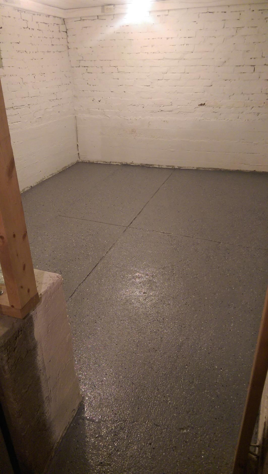 Rust-Oleum 391282 EpoxyShield Basement Floor Coating Kit, Gallon, Gray Satin customer photo 2