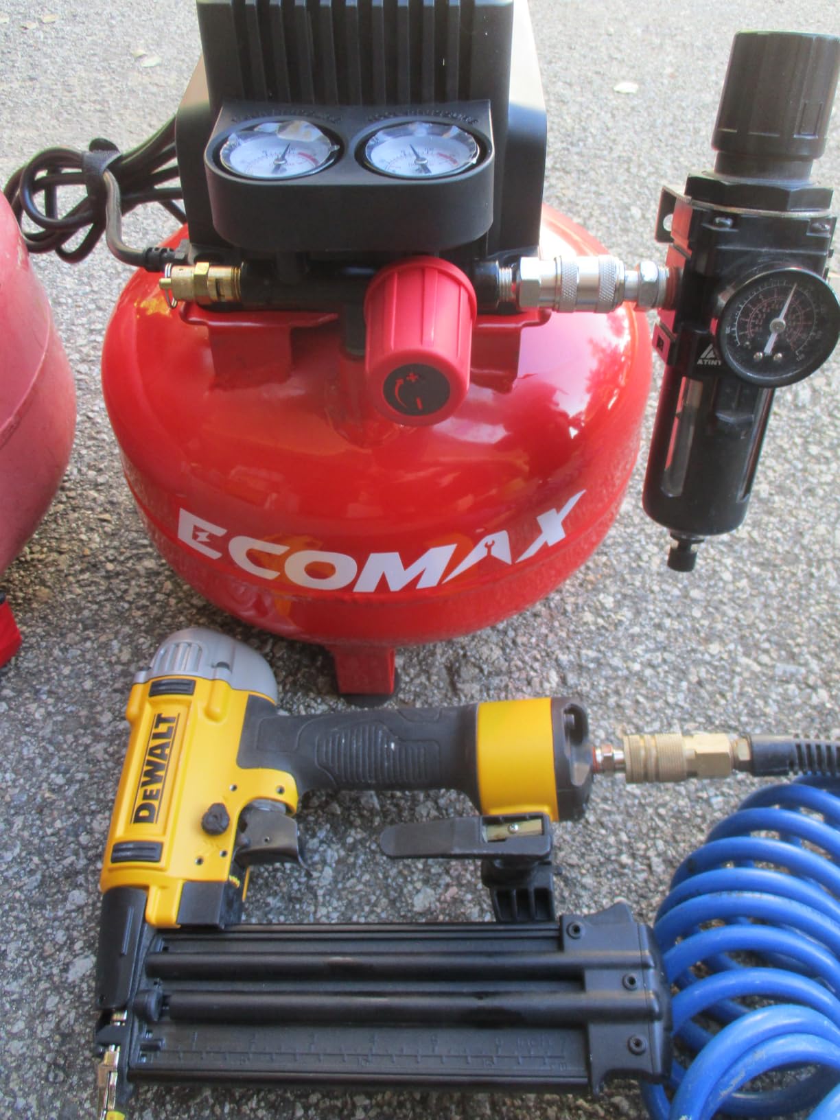 ECOMAX Air Compressor 3 Gallon 110 PSI Pancake Portable Oil-free Tank with 11 PCS Accessories Kit customer photo 2