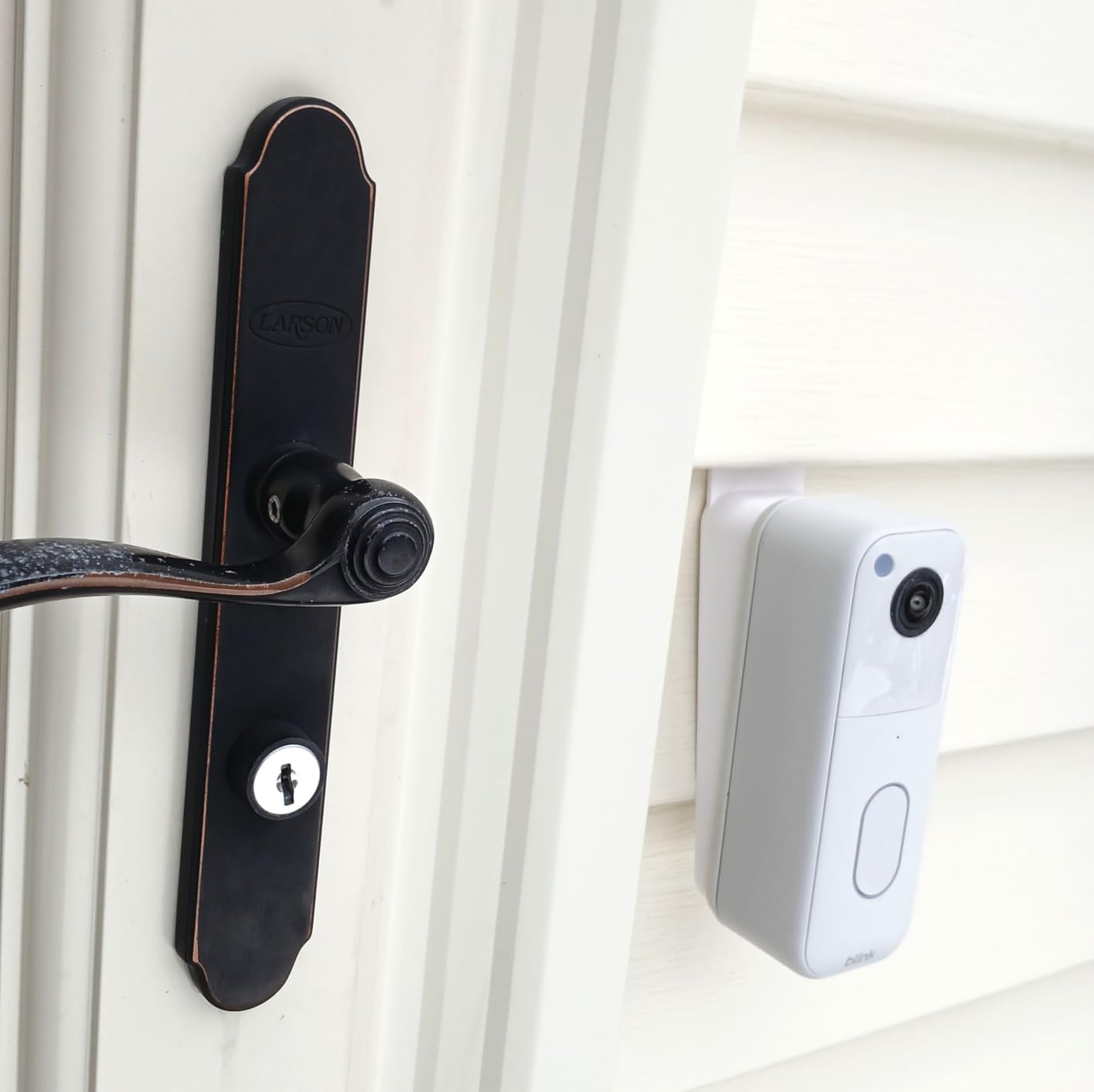 Blink Video Doorbell (newest model) - Head-to-toe HD view, two-year battery life, and simple setup. Sync Module Core included - System (Black) customer photo 1
