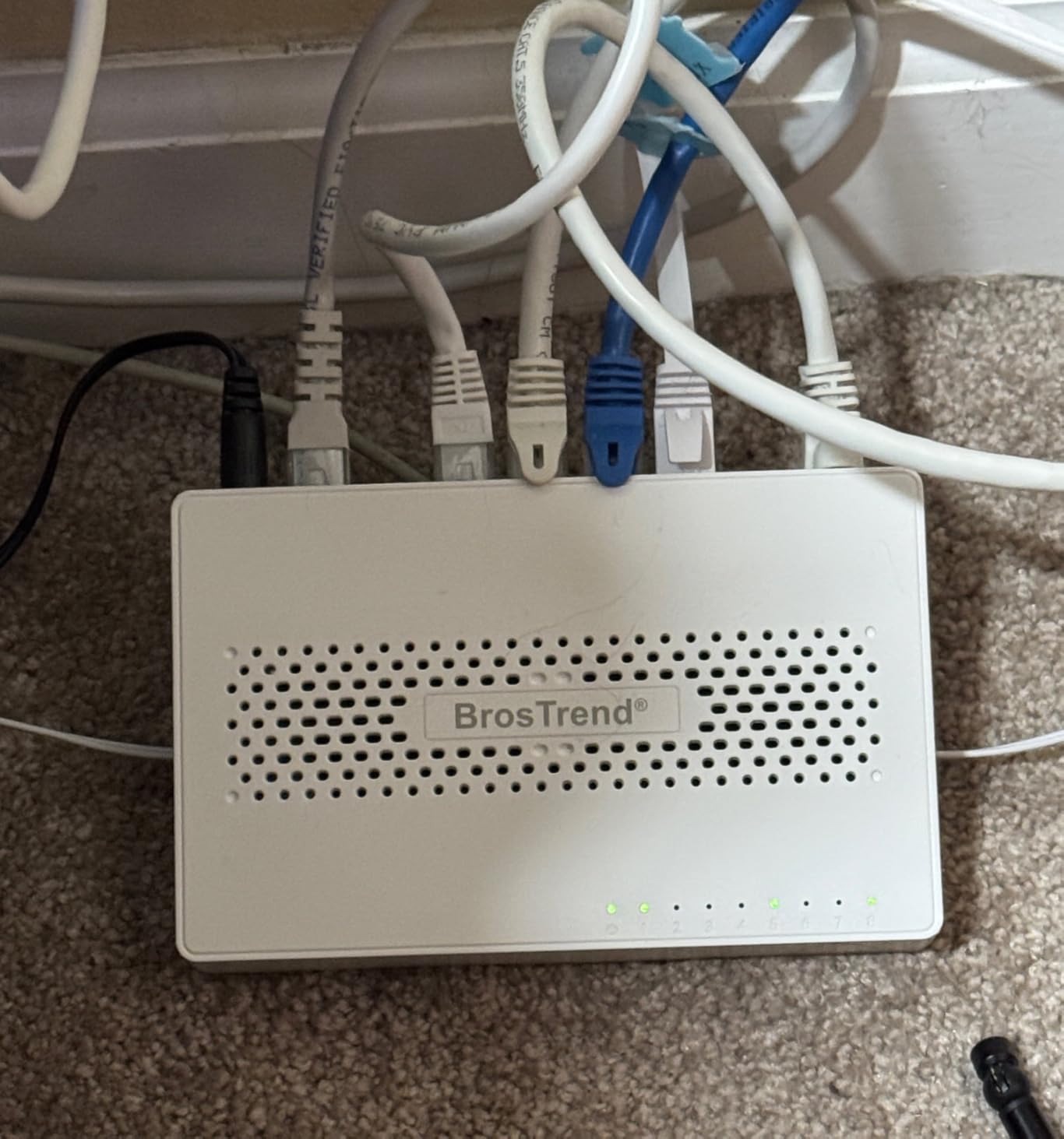 BrosTrend 2.5Gb Switch, 8 Port Network Switch 2.5 Gigabit, Unmanaged Ethernet Switch for Game Console, NAS, PC, Computer Networking Switch, Plug & Play, Fanless, Desktop Wall Mount, Lifetime Protection customer photo 2