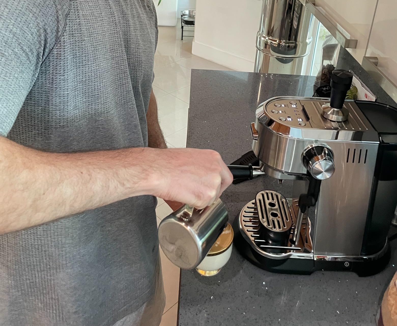 De'Longhi Classic Espresso Machine with Milk Frother, 15-Bar Pump & Temperature Control - Barista Coffee Maker Kit for Espresso, Latte, Cappuccino & Iced customer photo 1