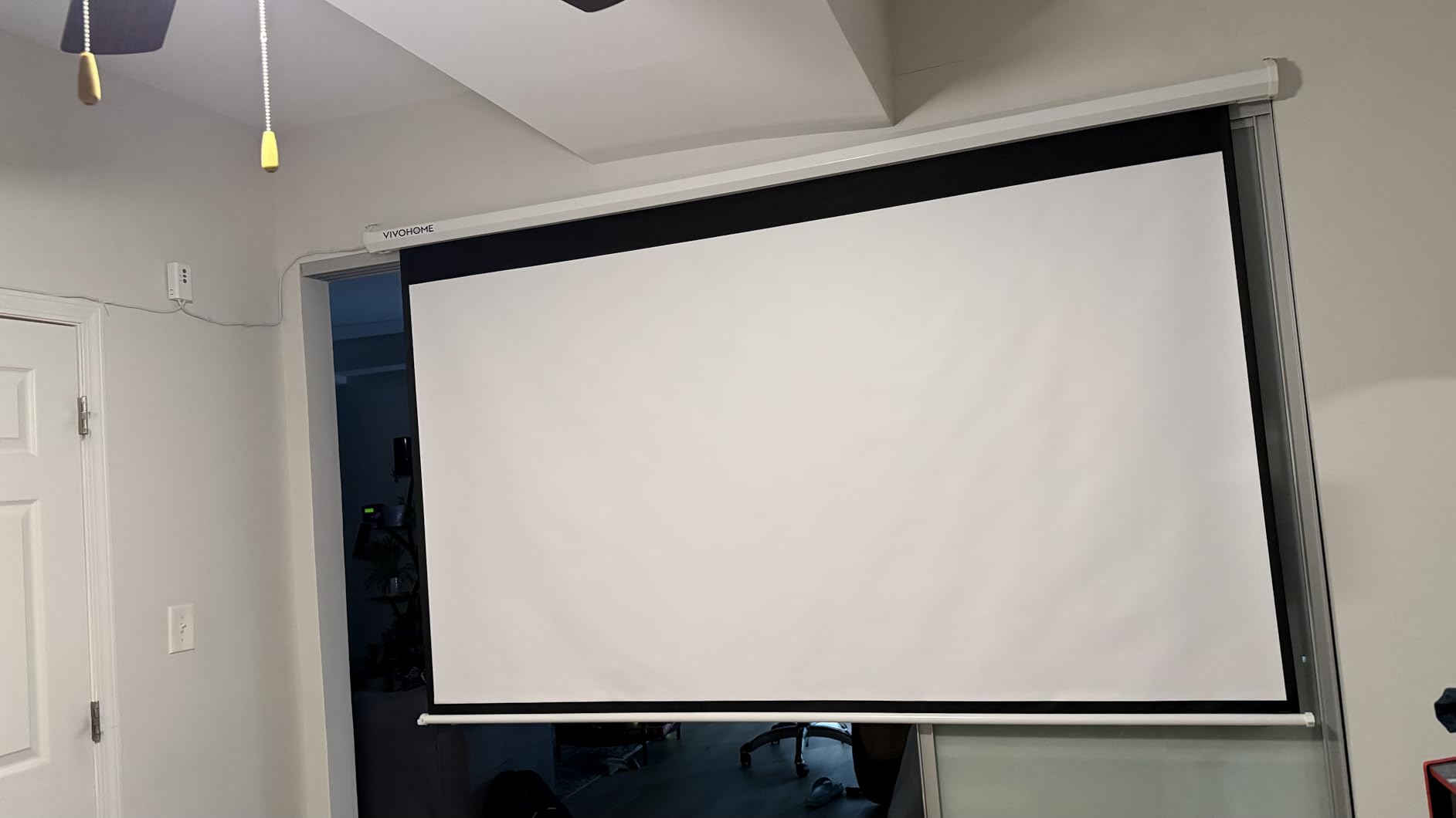 VIVOHOME Motorized Projector Screen with Remote, 16:9 100 Inch Auto Electric Projection Screen, HD 4K Movie Screen for Home Theater, Cinema, Office (87 x 49 White) customer photo 1