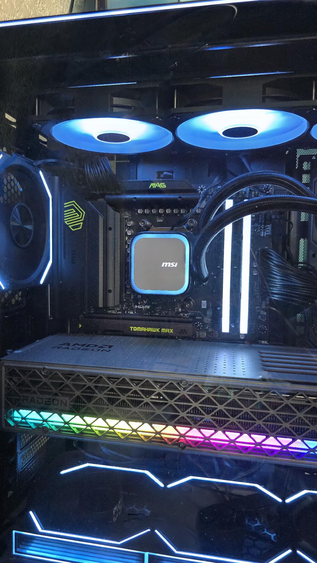 MSI MAG B850 Tomahawk MAX WiFi Motherboard, ATX - Supports AMD Ryzen 9000/8000 / 7000 Processors, AM5-80A SPS VRM, DDR5 Memory Boost 8400+ MT/s (OC), PCIe 5.0 x16, M.2 Gen5, Wi-Fi 7, 5G LAN customer photo 2