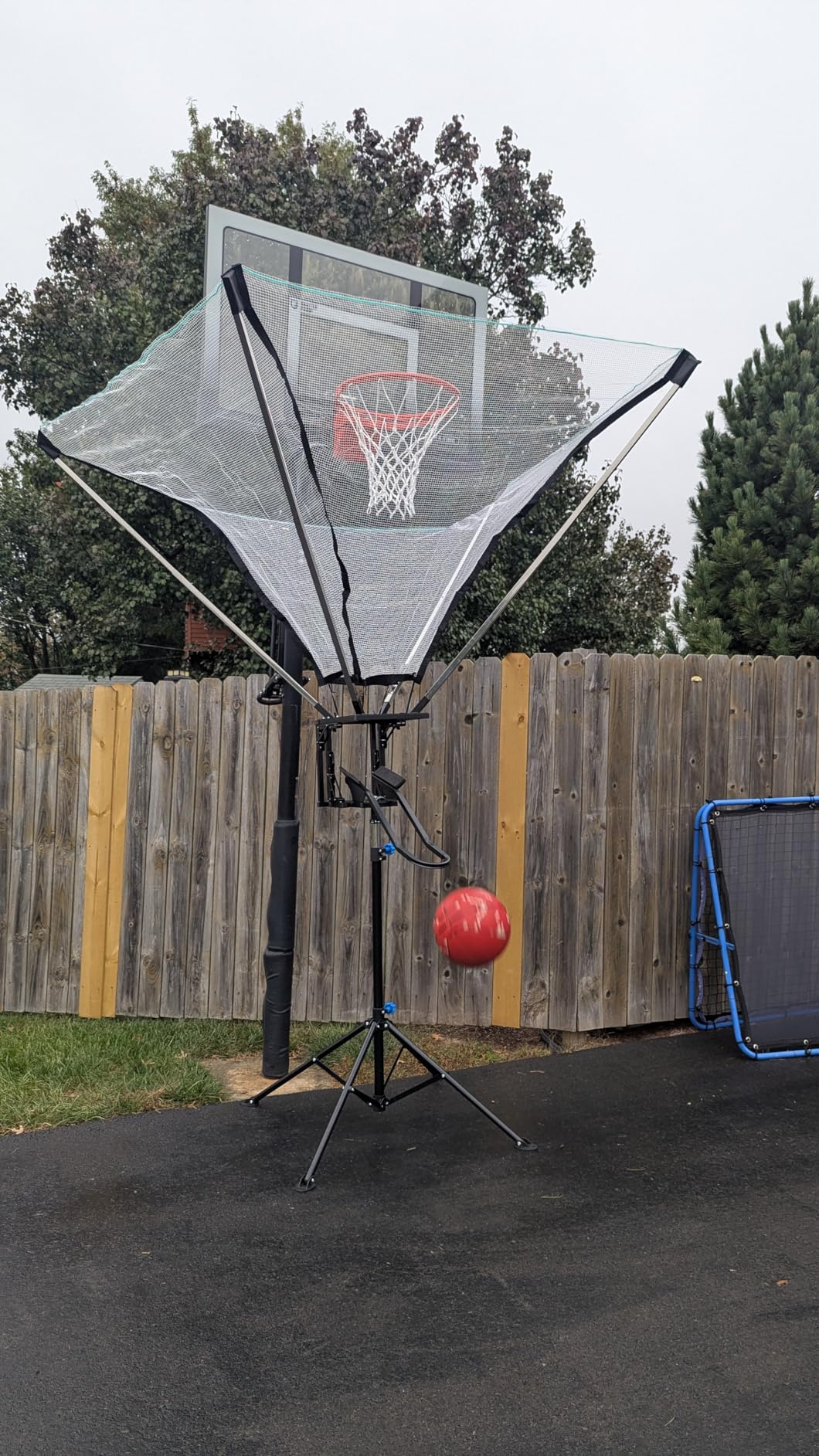 Basketball Rebounder with Rotating Track, Basketball Shot Trainer Rebounder with Net Return System for Efficient Training, Suitable for Indoor & Outdoor Use, Easy Assembly & Convenient Storage customer photo 1