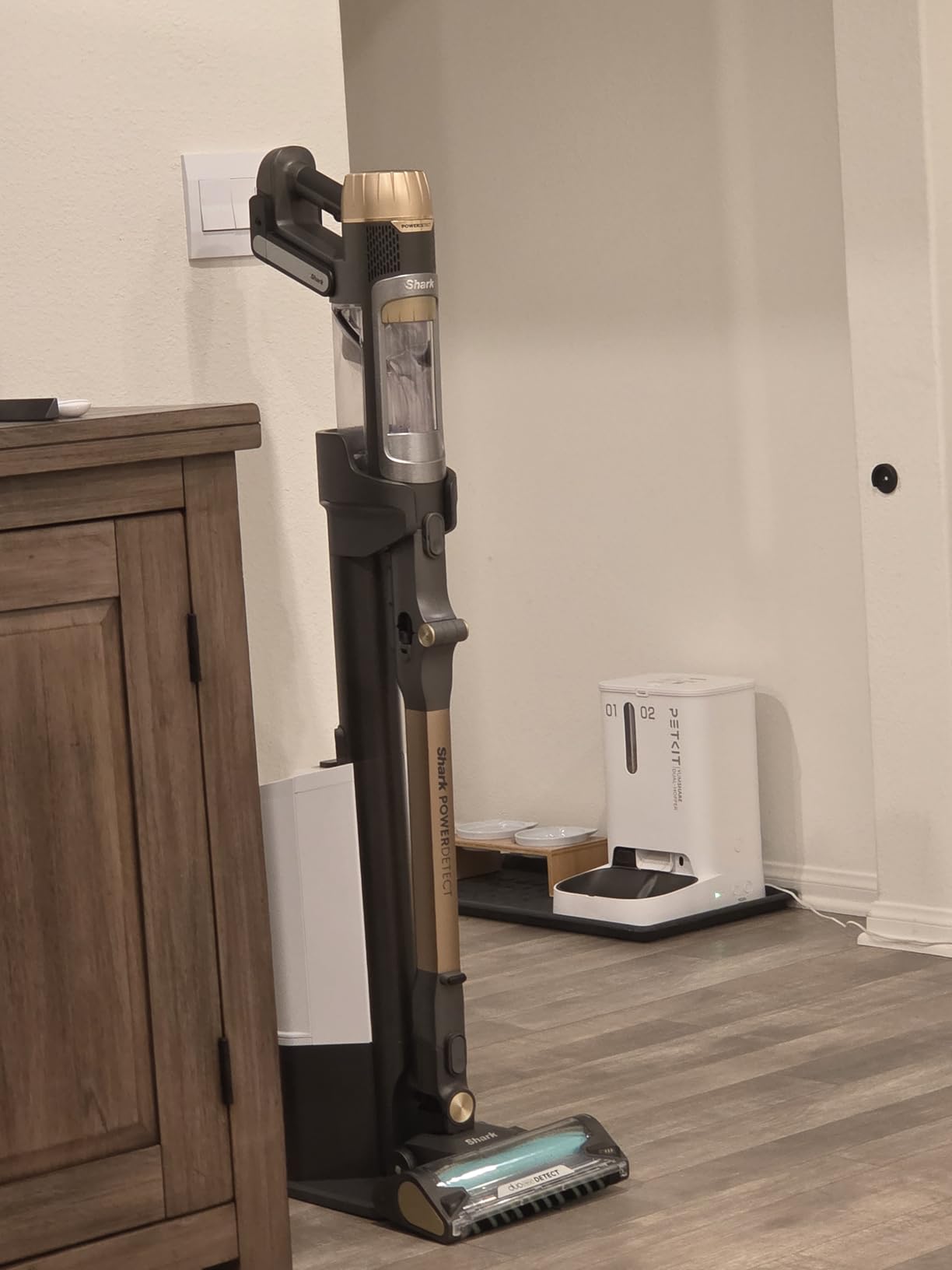 Shark PowerDetect Pet Plus Clean & Empty Cordless Stick Vacuum & Auto-Empty System, Powerful Suction, HEPA Filtration, Carpet & Hard Floor, Portable, Stick Vacuum for Pet Hair, Dark Gray, IP3253 customer photo 1