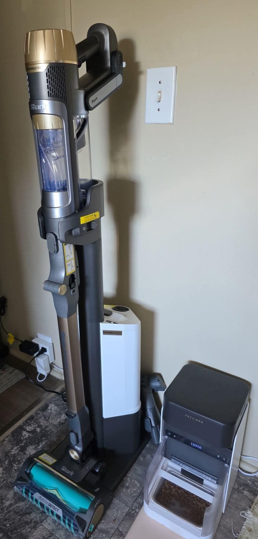 Shark PowerDetect Pet Plus Clean & Empty Cordless Stick Vacuum & Auto-Empty System, Powerful Suction, HEPA Filtration, Carpet & Hard Floor, Portable, Stick Vacuum for Pet Hair, Dark Gray, IP3253 customer photo 2