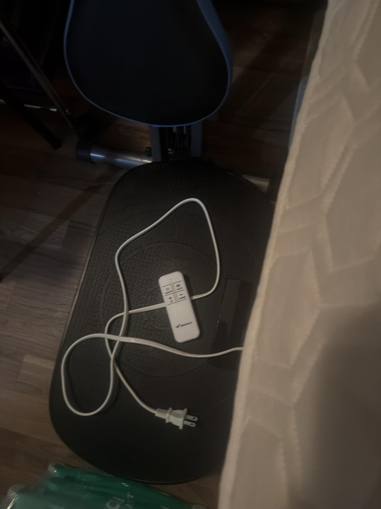 MERACH Vibration Plate Exercise Machine, Curved Vibration Plate for Lymphatic Drainage Weight Loss, Vibrating Plate with Real-Time Calorie Tracking on LED Display, Workout Equipment for Home Women Men customer photo 1