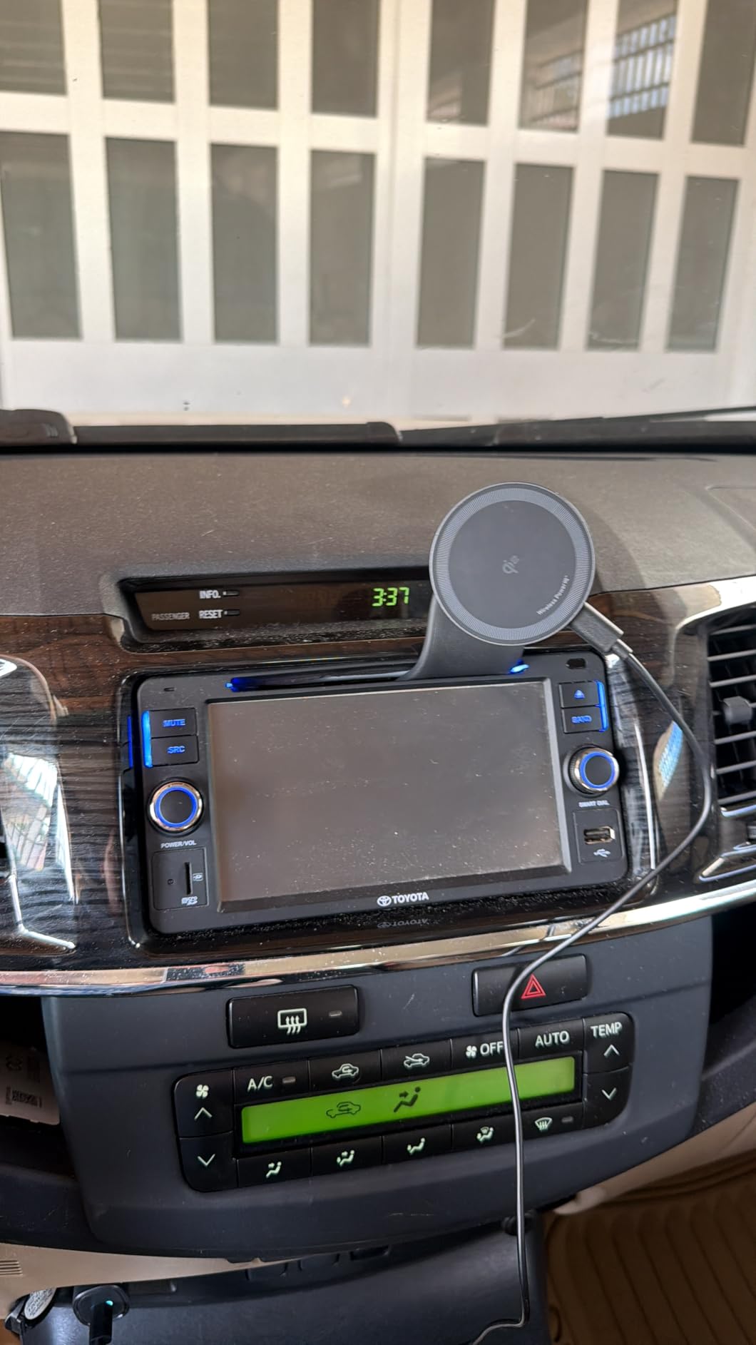 Anker Nano Magnetic Wireless Car Charger, 360° Adjustable Mount Car Charger with Detachable Pad, 15W Qi2 Certified with Alloy Bracket, Fast Charging for iPhone 17/16/15/14/13 Series (Adapter Included) customer photo 1