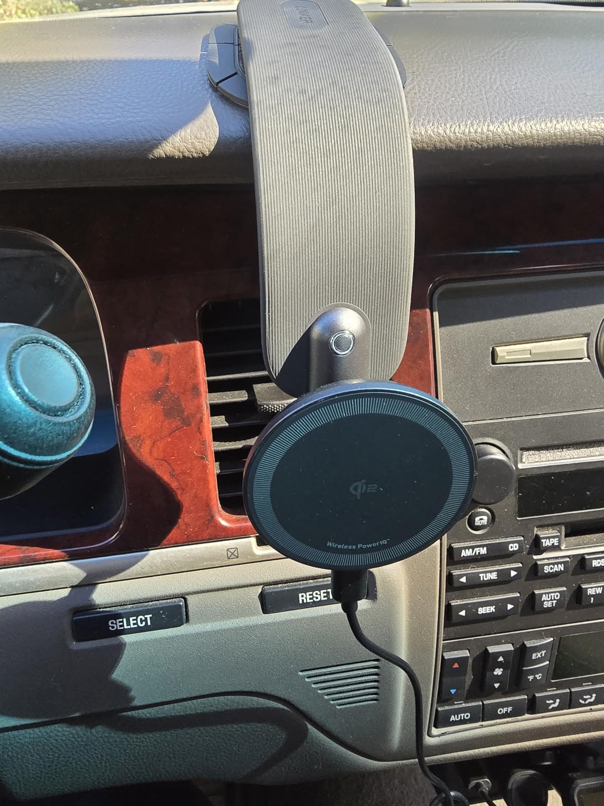 Anker Nano Magnetic Wireless Car Charger, 360° Adjustable Mount Car Charger with Detachable Pad, 15W Qi2 Certified with Alloy Bracket, Fast Charging for iPhone 17/16/15/14/13 Series (Adapter Included) customer photo 2